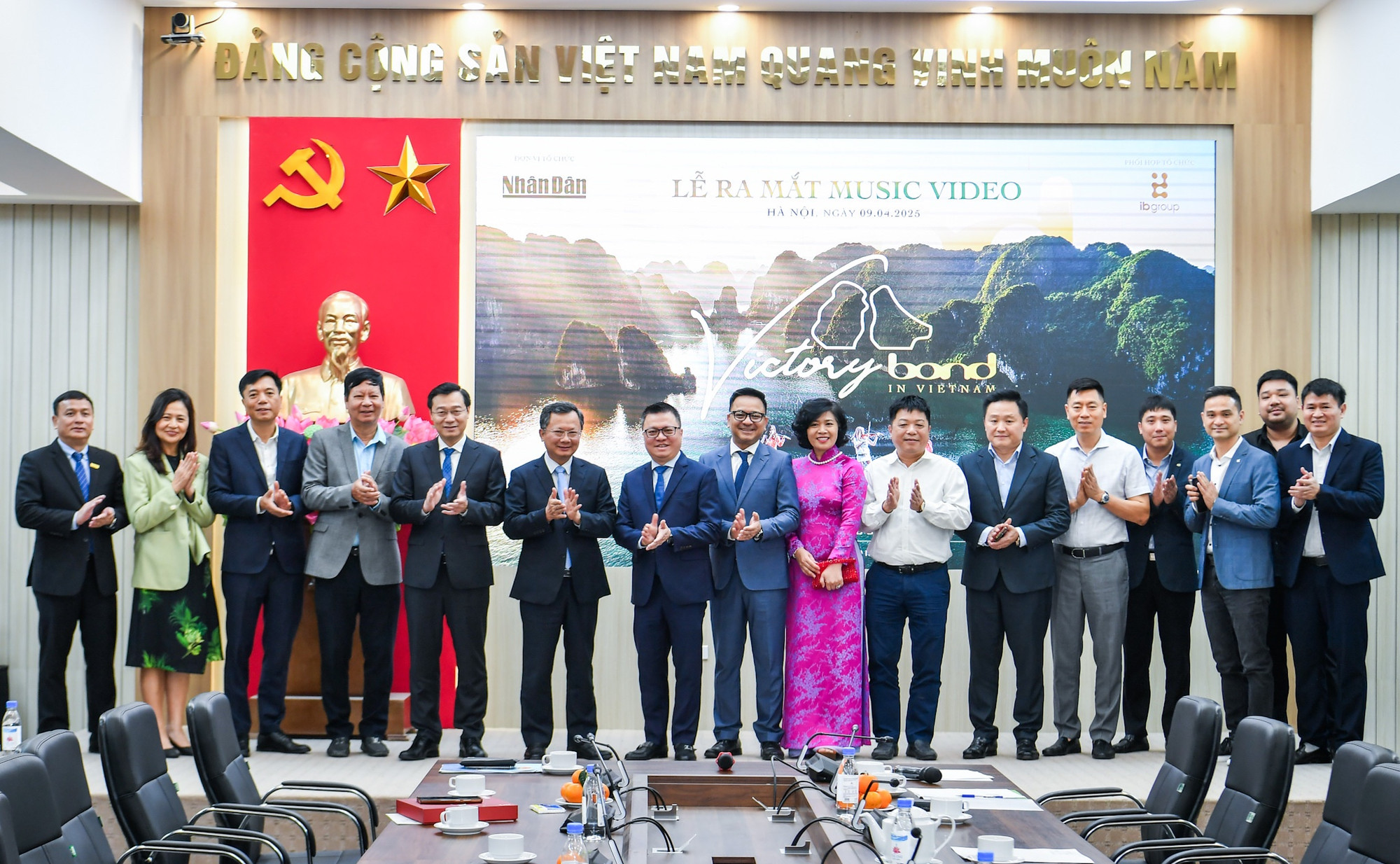 Các đại biểu chụp ảnh lưu niệm khi kết thúc sự kiện.