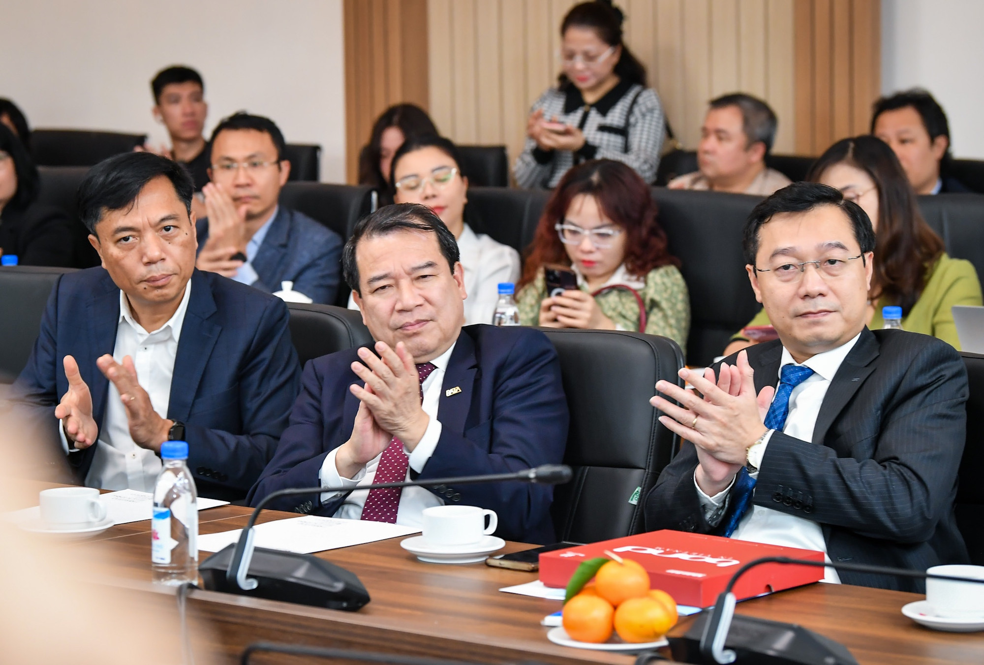 Phó Cục trưởng Du lịch quốc gia Việt Nam Hà Văn Siêu (ở giữa) theo dõi video âm nhạc "Victory - Bond in Vietnam".