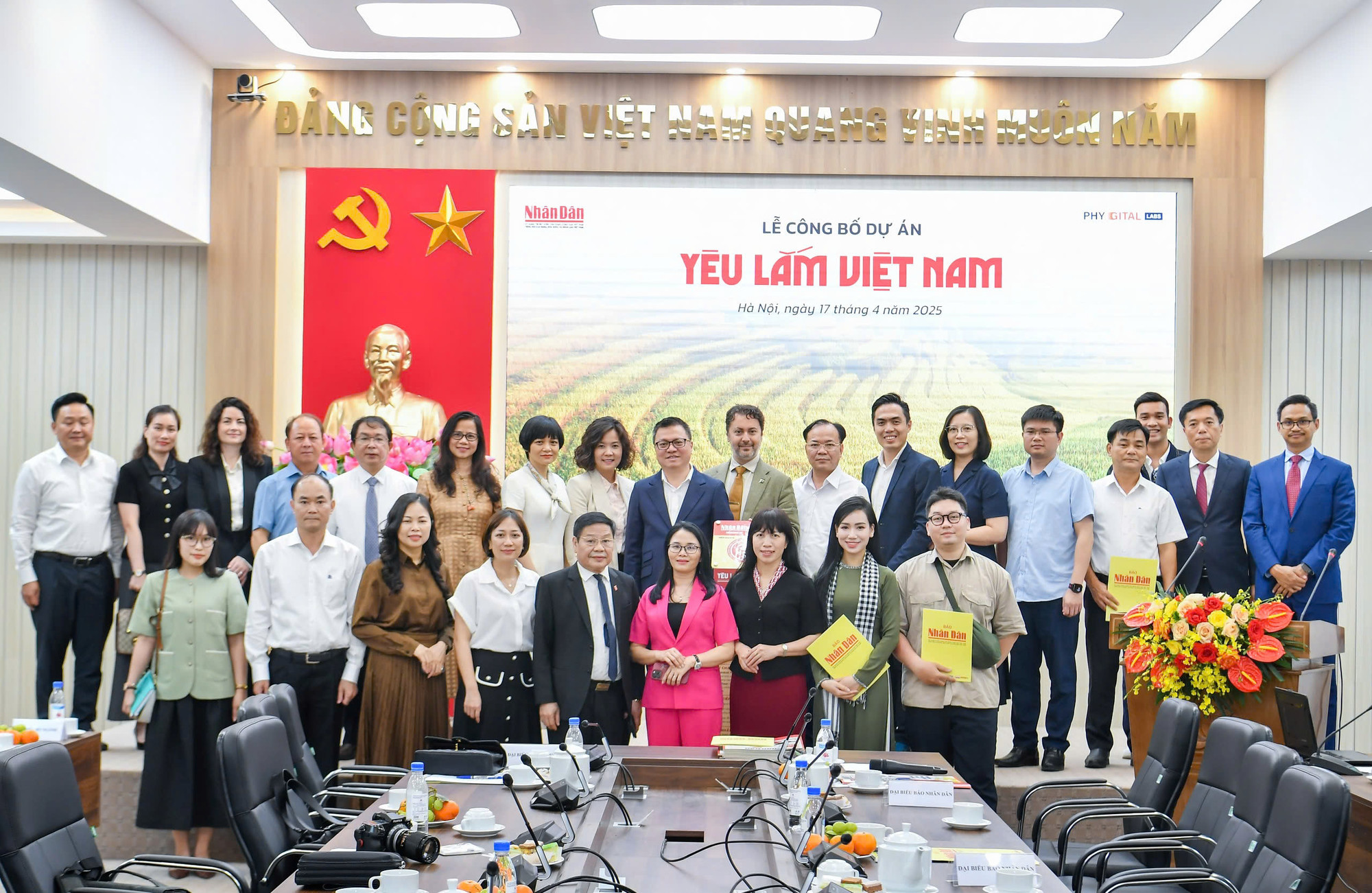 Các đại biểu chụp ảnh lưu niệm khi kết thúc sự kiện.