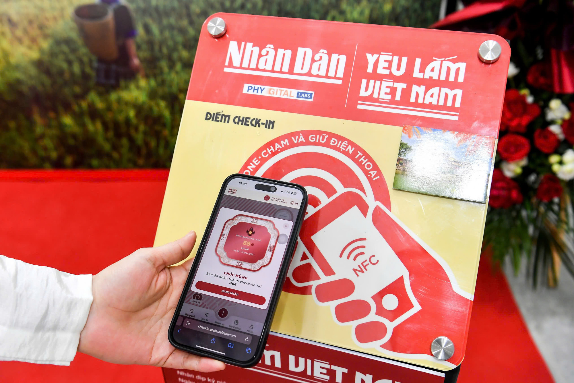 Với bảng NFC, người dân chỉ cần quét mà không cần cài đặt app mà vẫn có thể tham gia vào hành trình "Yêu lắm Việt Nam".