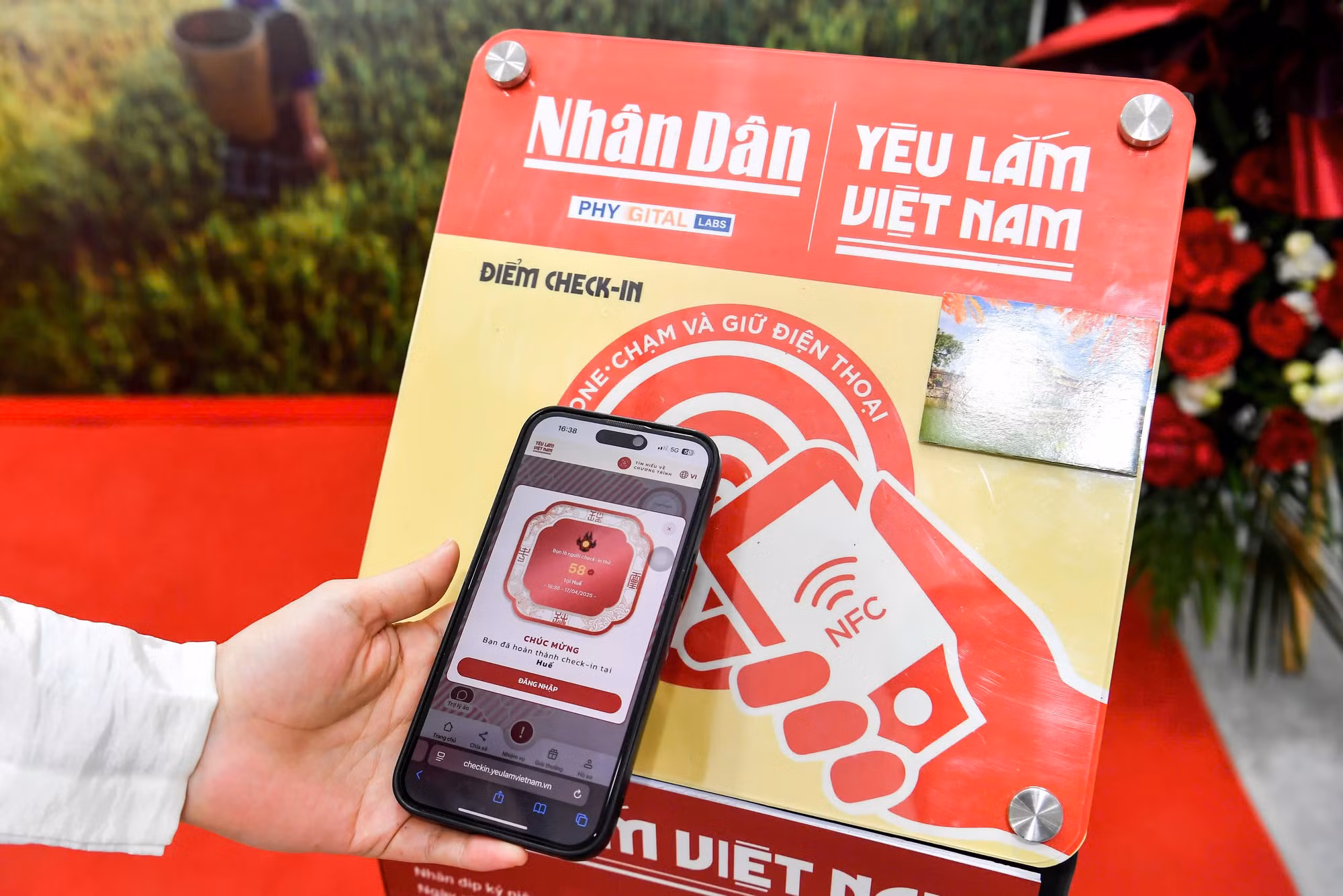 Với bảng NFC, người dân chỉ cần quét mà không cần cài đặt app mà vẫn có thể tham gia vào hành trình "Yêu lắm Việt Nam".