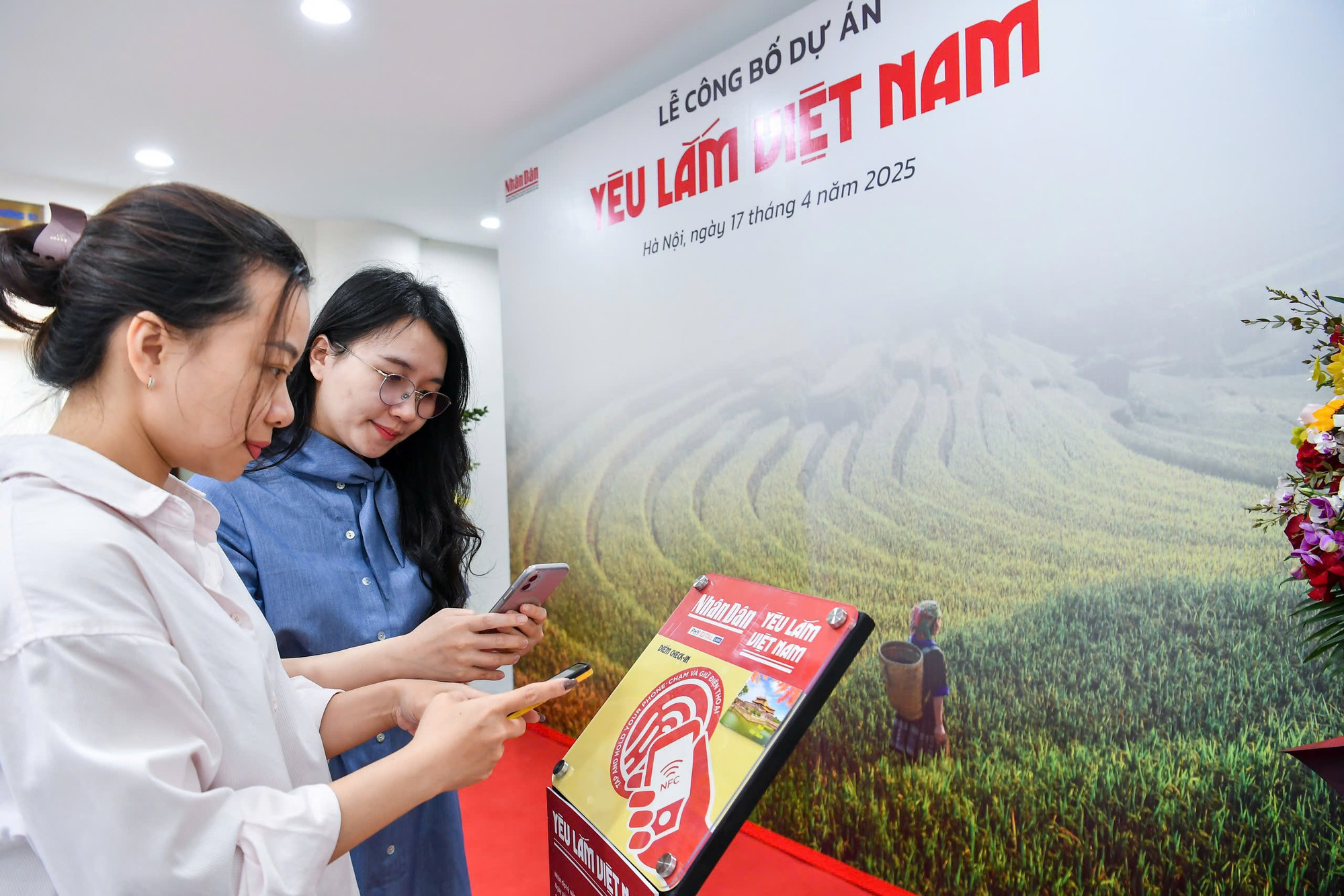 Bảng NFC được đặt trong khuôn viên diễn ra sự kiện để người dân trải nghiệm.