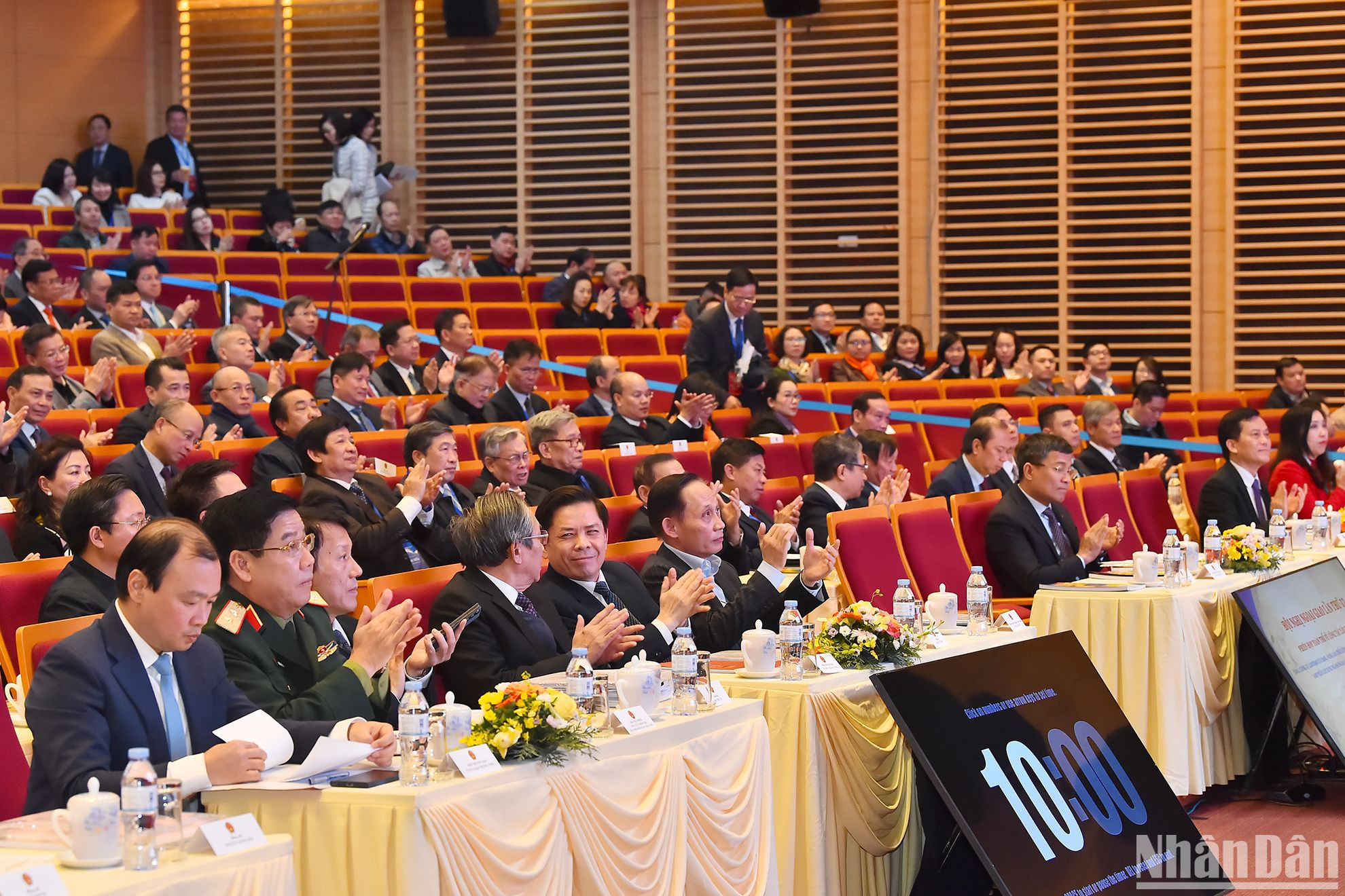 Các đồng chí lãnh đạo Đảng, Nhà nước và các đại biểu dự phiên họp.