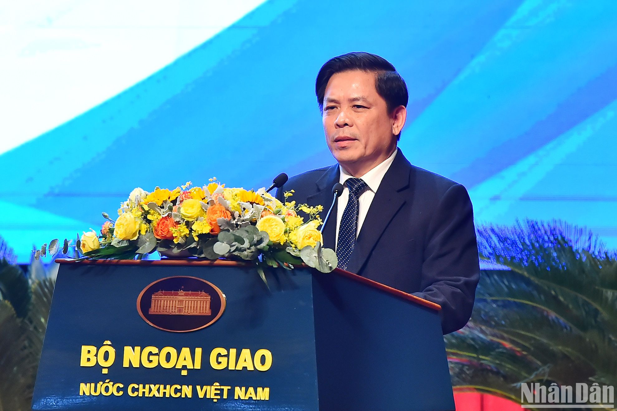 Bí thư Đảng ủy Khối Các cơ quan Trung ương Nguyễn Văn Thể trình bày tham luận tại phiên họp.