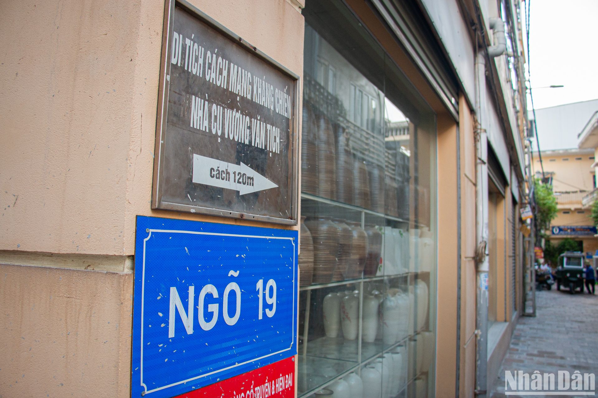 Biển chỉ dẫn được đặt cách nhà cụ Vương Văn Tịch khoảng 120m. Theo người dân địa phương, trước đây, không gian chung quanh nơi này vốn rất nhộn nhịp, có nhiều người qua lại. Càng tiến sâu vào ngõ, người ta mới càng cảm nhận được sự yên tĩnh và kín đáo. Biển chỉ dẫn được đặt cách nhà cụ Vương Văn Tịch khoảng 120m. Theo người dân địa phương, trước đây, không gian chung quanh nơi này vốn rất nhộn nhịp, có nhiều người qua lại. Càng tiến sâu vào ngõ, người ta mới càng cảm nhận được sự yên tĩnh và kín đáo.