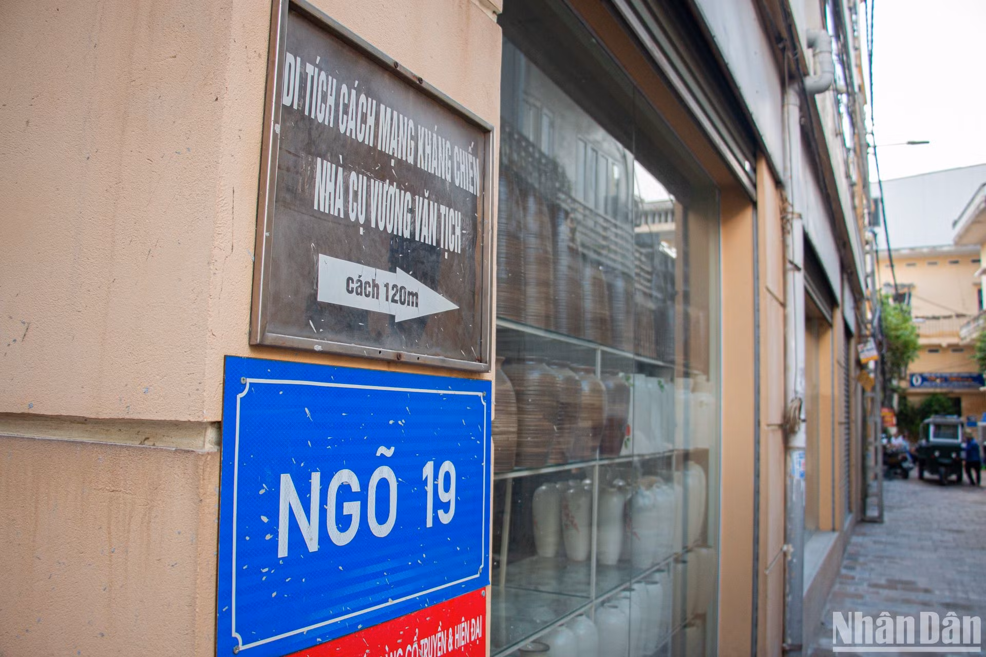 Biển chỉ dẫn được đặt cách nhà cụ Vương Văn Tịch khoảng 120m. Theo người dân địa phương, trước đây, không gian chung quanh nơi này vốn rất nhộn nhịp, có nhiều người qua lại. Càng tiến sâu vào ngõ, người ta mới càng cảm nhận được sự yên tĩnh và kín đáo.