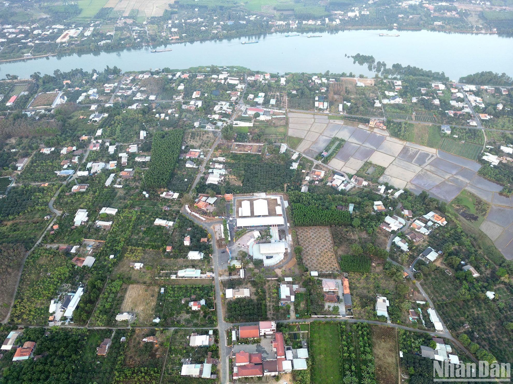 Xã Bạch Đằng nằm trọn vẹn trên một cù lao được bao bọc chung quanh bởi sông Đồng Nai, giữa thủ phủ công nghiệp Bình Dương, có đất đai phù sa màu mỡ, cây cối tươi tốt quanh năm. Bởi lẽ đó, nơi đây được lựa chọn là một trong những địa phương đầu tiên của Bình Dương lẫn cả nước để thí điểm xây dựng mô hình làng thông minh trong phố.