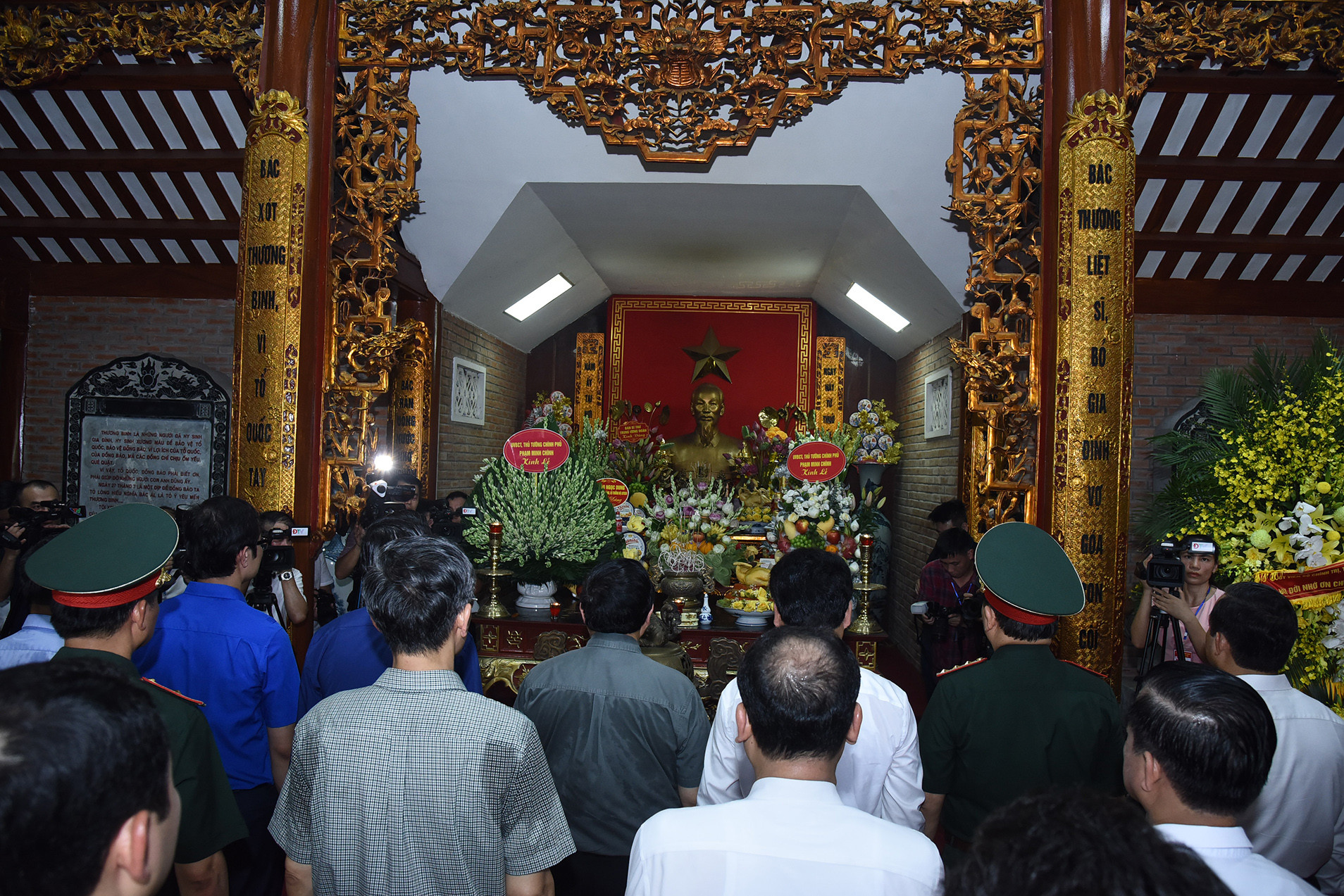 Thủ tướng Phạm Minh Chính và các đại biểu tưởng niệm Bác Hồ tại Khu di tích lịch sử quốc gia 27/7, huyện Đại Từ.