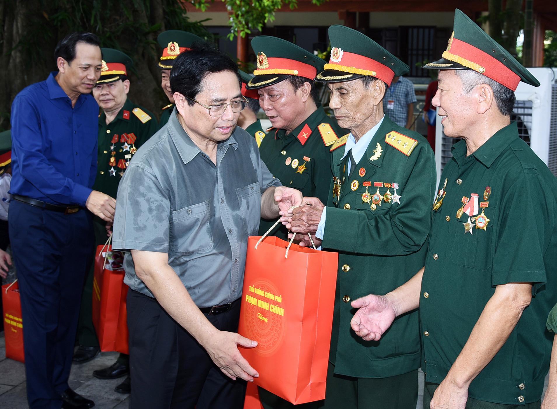 Thủ tướng tặng quà người có công với cách mạng và thân nhân liệt sĩ trên địa bàn huyện Đại Từ.