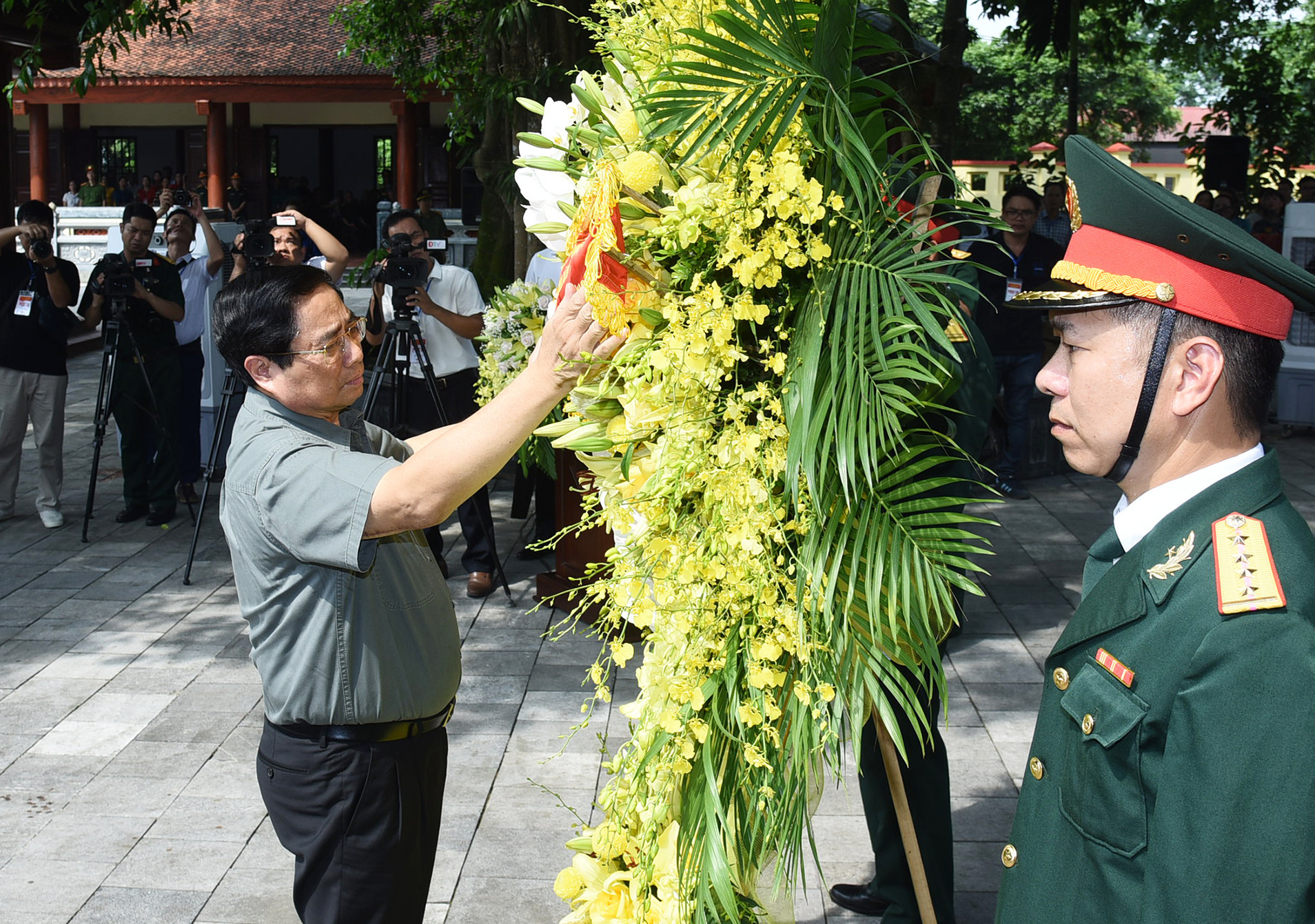 Thủ tướng Phạm Minh Chính dâng hoa tại Khu di tích lịch sử quốc gia 27/7, huyện Đại Từ.