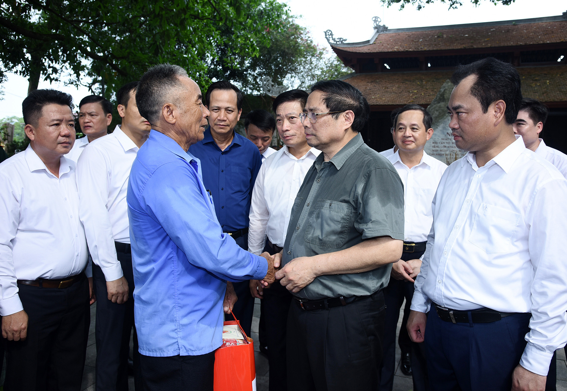 Thủ tướng trò chuyện với người có công với cách mạng và thân nhân liệt sĩ trên địa bàn huyện Đại Từ.