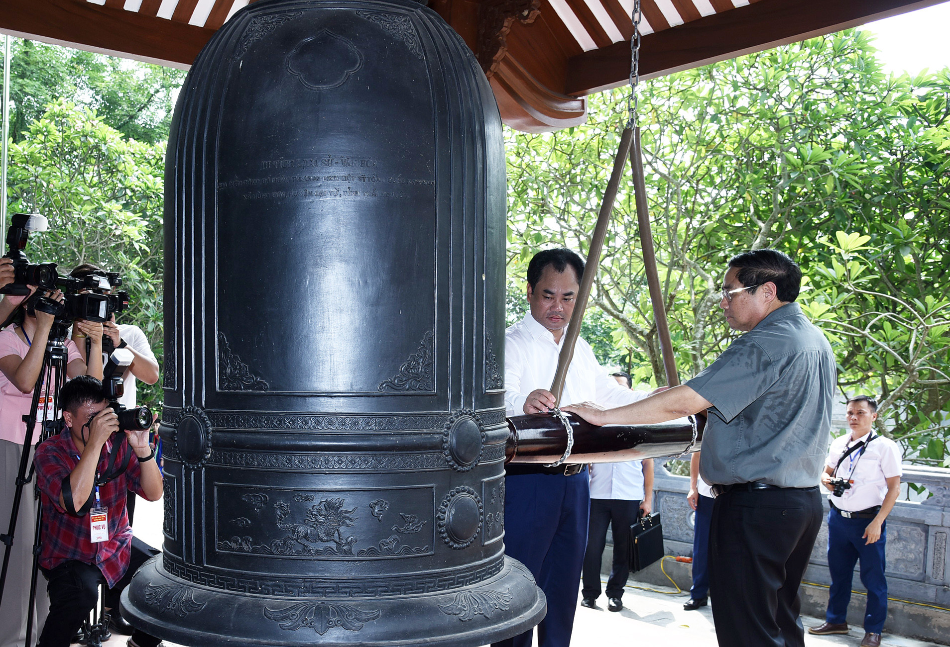 Thủ tướng Phạm Minh Chính và Bí thư Tỉnh ủy Thái Nguyên Trịnh Việt Hùng thỉnh chuông tại Khu di tích lịch sử quốc gia 27/7.