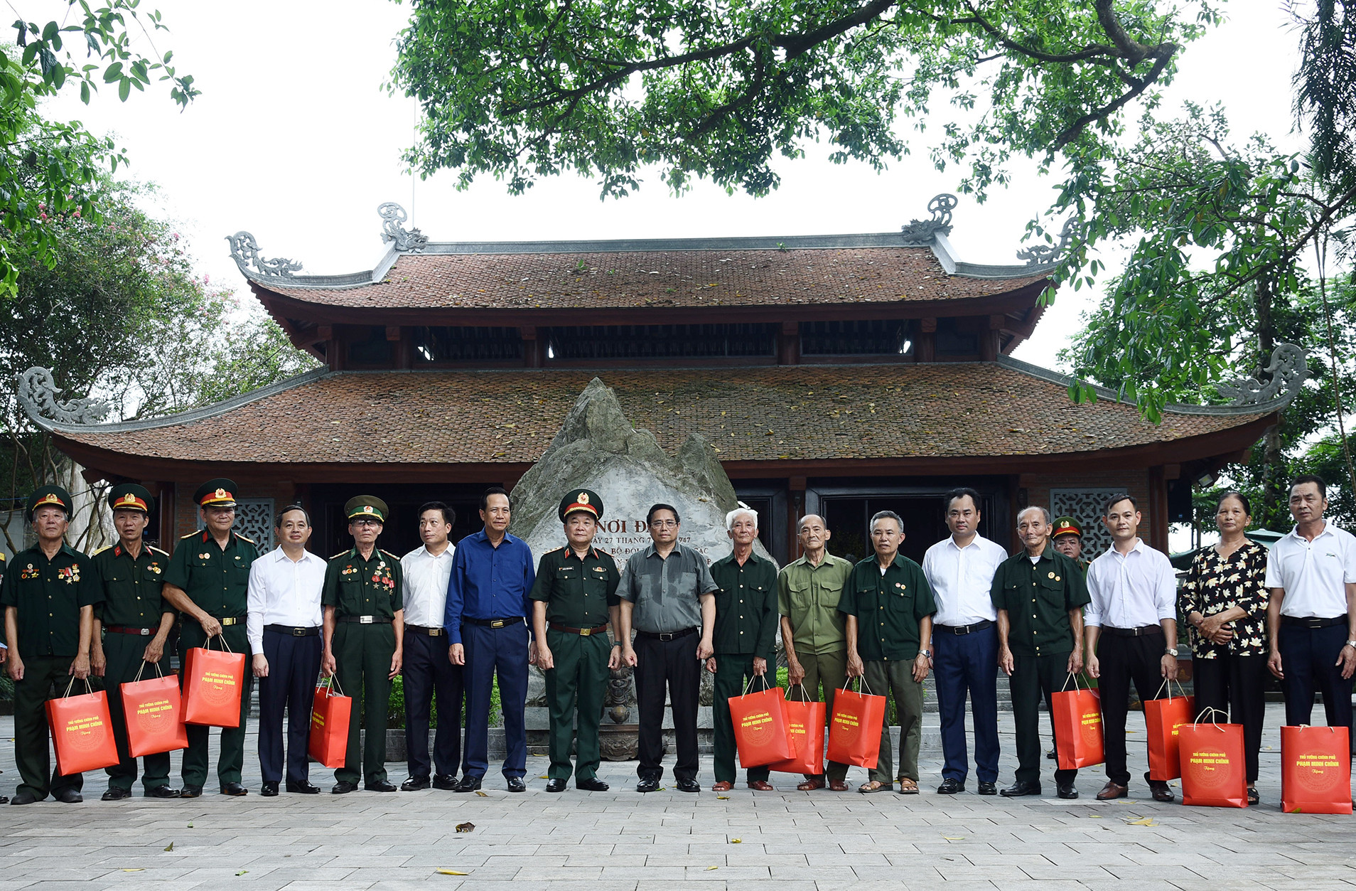 Thủ tướng tặng quà người có công với cách mạng và thân nhân liệt sĩ trên địa bàn huyện Đại Từ.