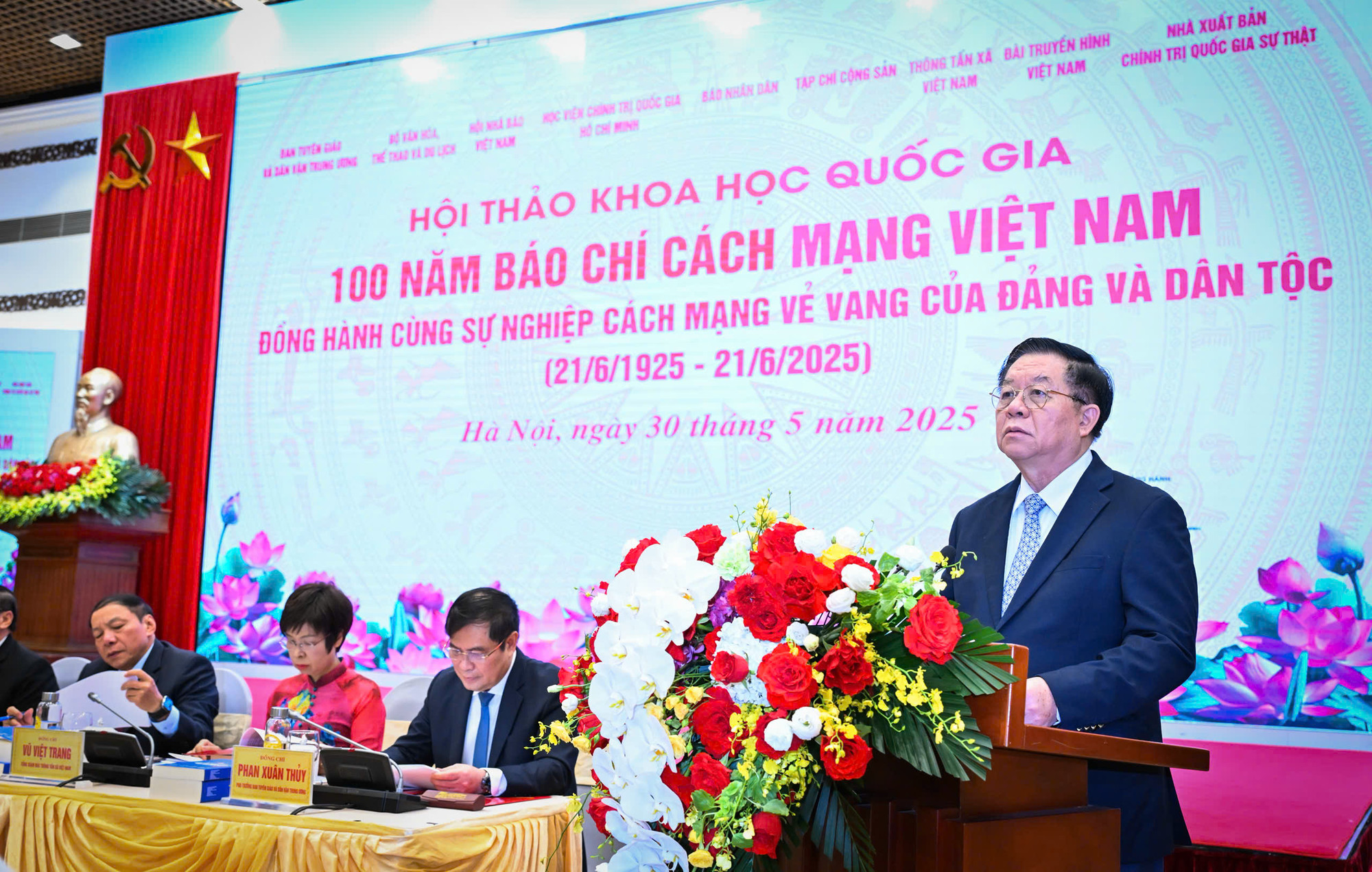 Đồng chí Nguyễn Trọng Nghĩa phát biểu kết luận Hội thảo. Đồng chí Nguyễn Trọng Nghĩa phát biểu kết luận Hội thảo.