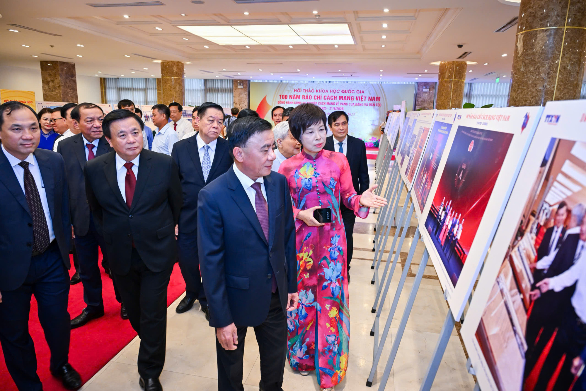 Các đại biểu tham quan triển lãm được trưng bày trong khu vực diễn ra Hội thảo. Các đại biểu tham quan triển lãm được trưng bày trong khu vực diễn ra Hội thảo.