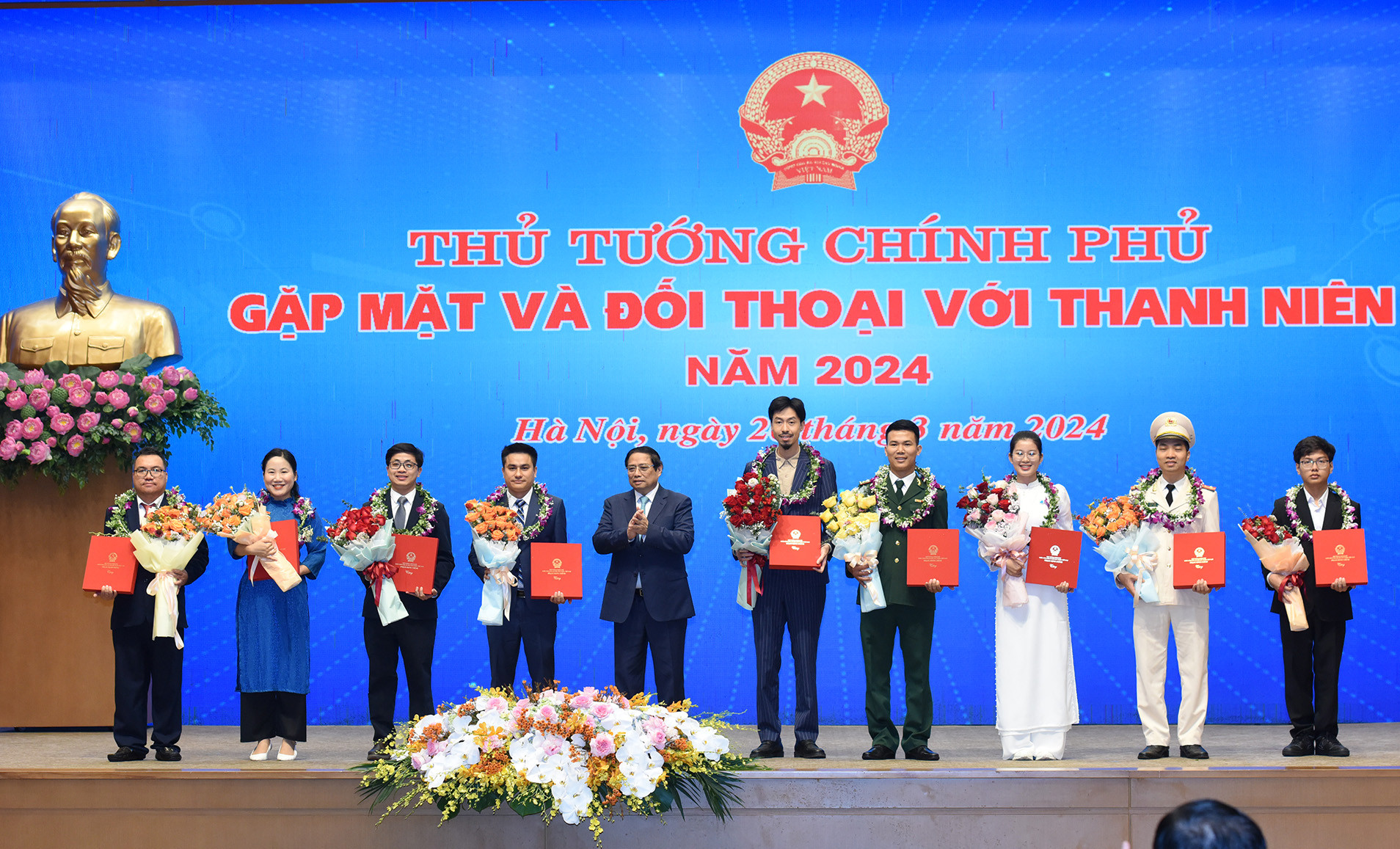 Thủ tướng chúc mừng các gương mặt trẻ tiêu biểu.
