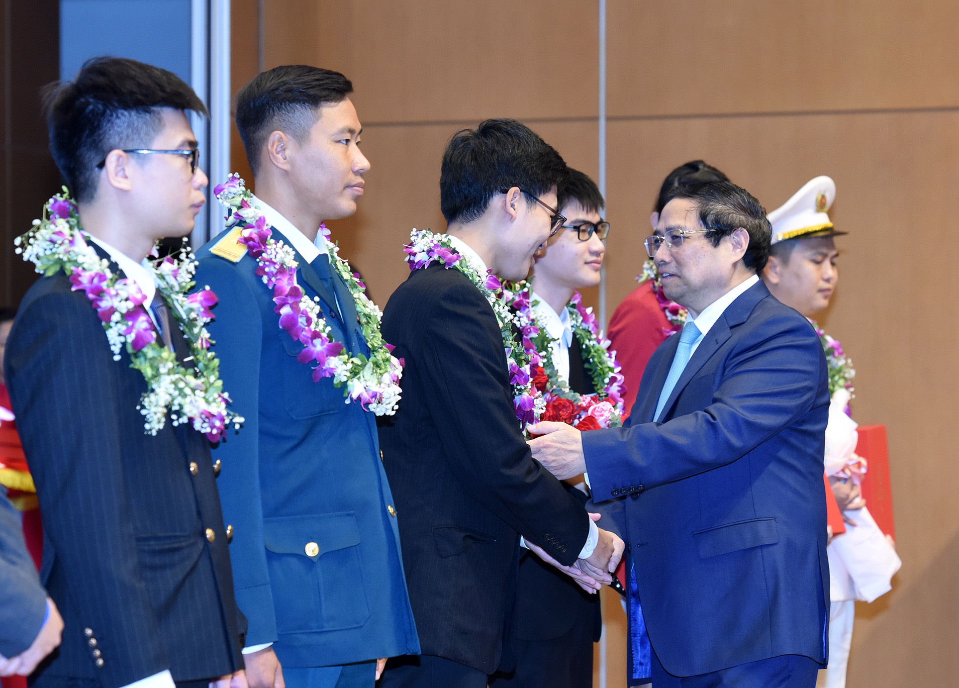 Thủ tướng tặng quà 9 gương mặt trẻ Việt Nam triển vọng của năm.