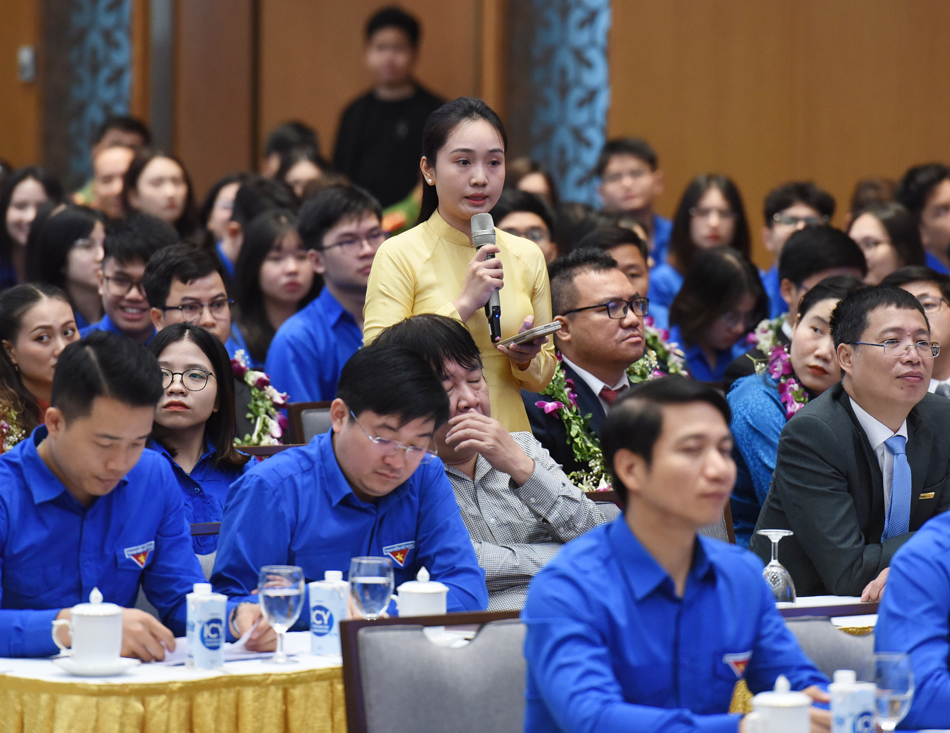 Doanh nhân trẻ Lê Thị Hồng, Giám đốc Công ty trách nhiệm hữu hạn In Nhật Hàn đặt câu hỏi tại buổi đối thoại.