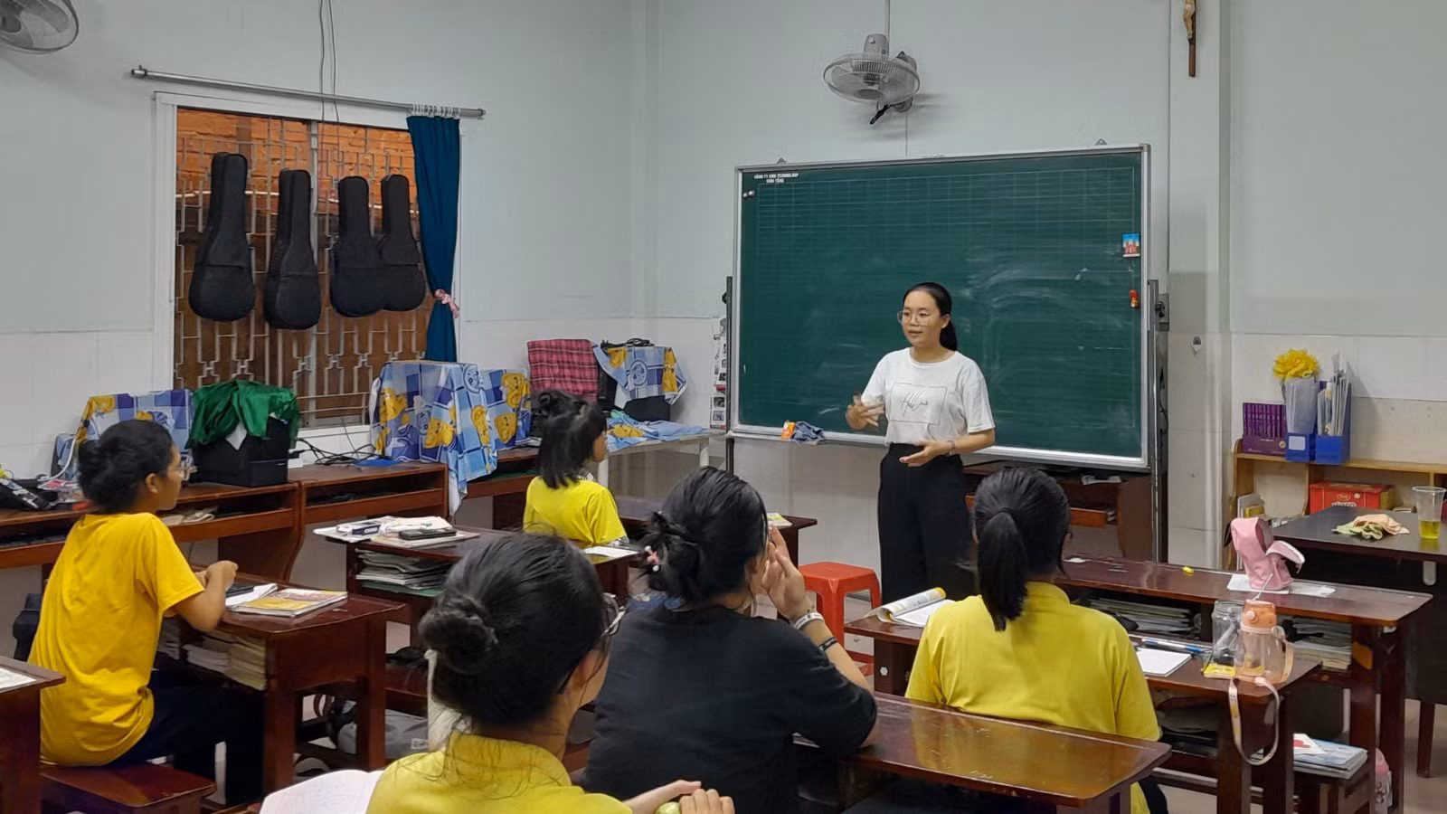 Lớp học miễn phí của "cô giáo" Nguyễn Thị Kiều tại Cơ sở bảo trợ xã hội Hoa Hồng (huyện Củ Chi, thành phố Hồ Chí Minh).