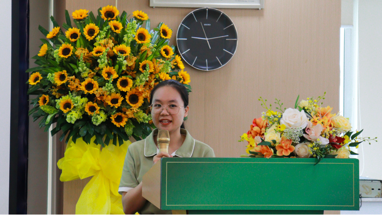 Tại Lễ trao học bổng Bông hồng nhỏ phục vụ 2023, Nguyễn Thị Kiều bày tỏ lòng biết ơn khi nhận được sự giúp đỡ. Từ nay, Kiều sẽ không cần phải vay mượn để đóng học phí và có thể tập trung toàn lực cho những năm cuối của đại học. Tại Lễ trao học bổng Bông hồng nhỏ phục vụ 2023, Nguyễn Thị Kiều bày tỏ lòng biết ơn khi nhận được sự giúp đỡ. Từ nay, Kiều sẽ không cần phải vay mượn để đóng học phí và có thể tập trung toàn lực cho những năm cuối của đại học.