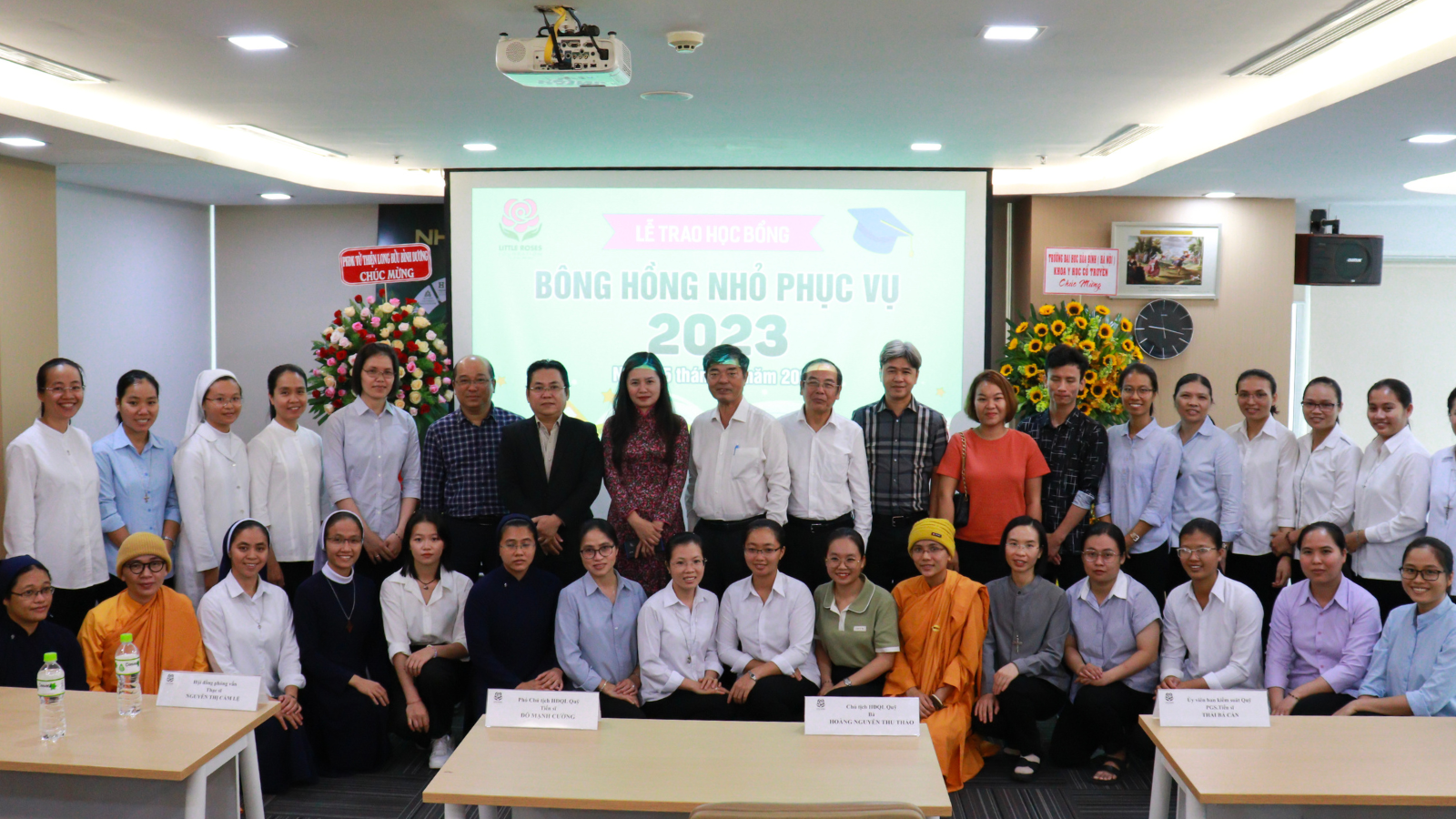 Học bổng Bông hồng nhỏ phục vụ đã mở ra cơ hội cho các cá nhân dám vượt lên hoàn cảnh chính mình, dấn thân vào hành trình phụng sự cộng đồng dài lâu. Học bổng Bông hồng nhỏ phục vụ đã mở ra cơ hội cho các cá nhân dám vượt lên hoàn cảnh chính mình, dấn thân vào hành trình phụng sự cộng đồng dài lâu.