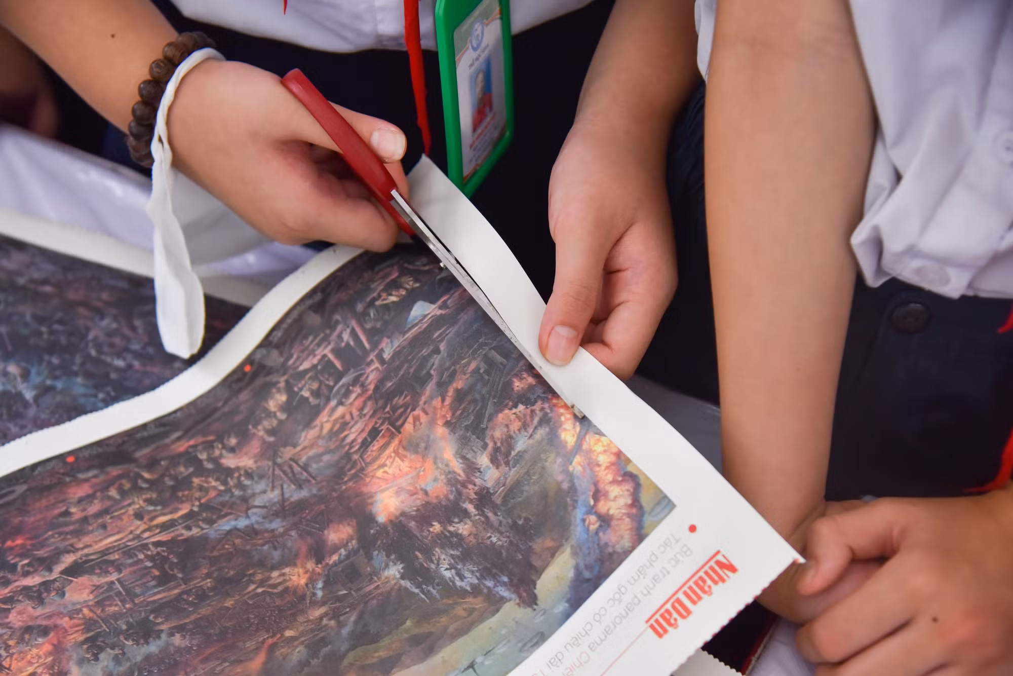 Từng đường cắt được các học sinh luân phiên nhau thực hiện một cách tỉ mỉ và cẩn thận.