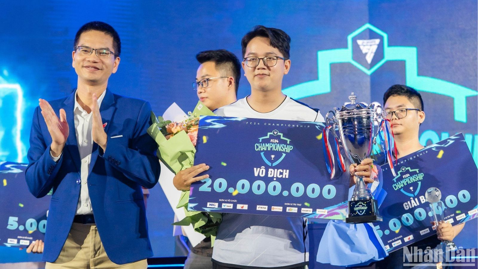 Kết thúc những loạt giao tranh đầy kịch tính, Nguyễn Tấn Hào đoạt ngôi vô địch Giải bóng đá điện tử 2023 và giành được giải thưởng trị giá 20 triệu đồng từ Ban tổ chức.