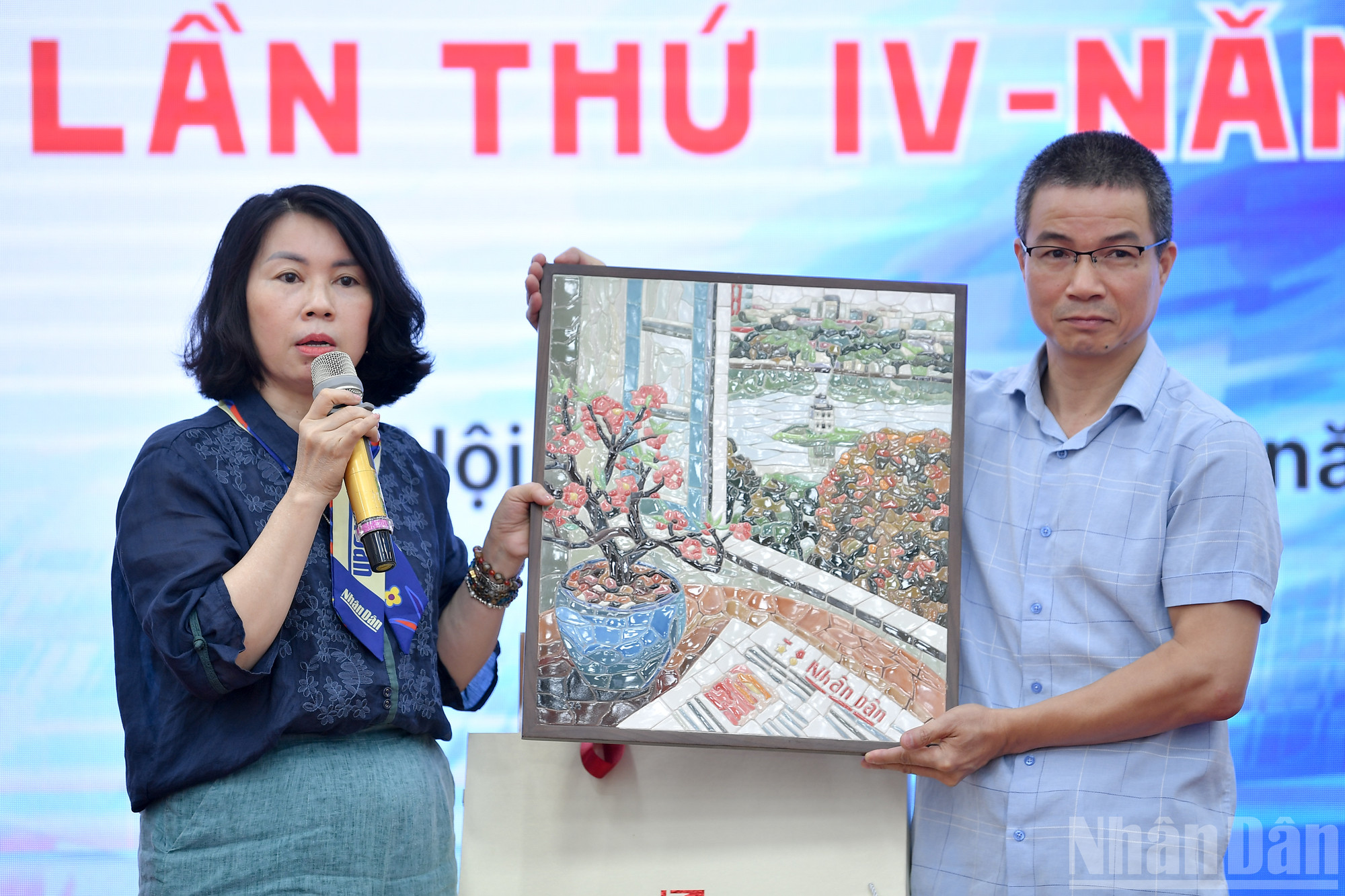 Đồng chí Phan Thanh Phong giới thiệu các sản phẩm sáng tạo của Ban Chuyên đề.