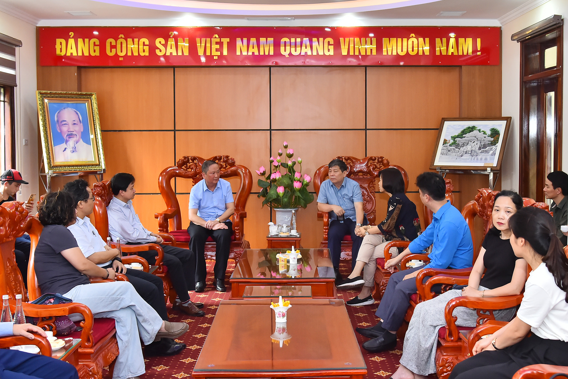 Lãnh đạo huyện Na Hang tiếp đoàn Công đoàn Báo Nhân Dân và Công đoàn Viên chức Việt Nam. Lãnh đạo huyện Na Hang tiếp đoàn Công đoàn Báo Nhân Dân và Công đoàn Viên chức Việt Nam.