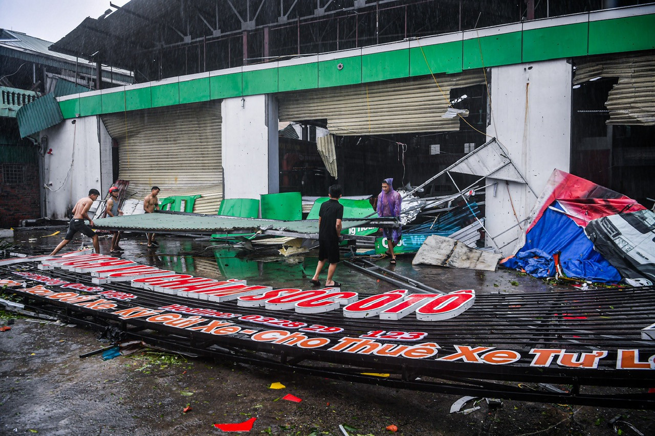 Biển quảng cáo bị gãy, đổ do gió giật mạnh.