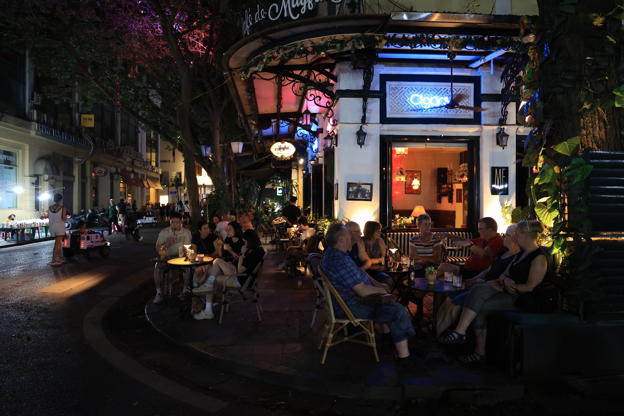 Trên phố Đinh Lễ, các quán cà-phê giảm thiểu việc sử dụng các nguồn năng lượng để hưởng ứng chiến dịch. Nhiều du khách quốc tế cũng vui vẻ tham gia hoạt động này với mong muốn góp phần tiết kiệm điện, bảo vệ "ngôi nhà chung".