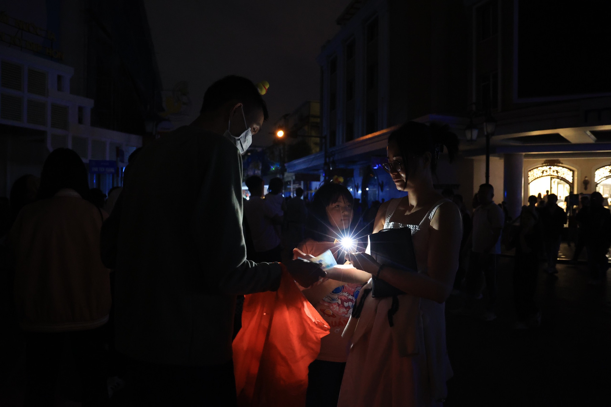 Ngay khi bắt đầu 1 tiếng tắt đèn, nhiều hoạt động cần đến ánh sáng được mọi người sử dụng các nguồn điện có công suất thấp hơn, linh hoạt hơn để thay thế.