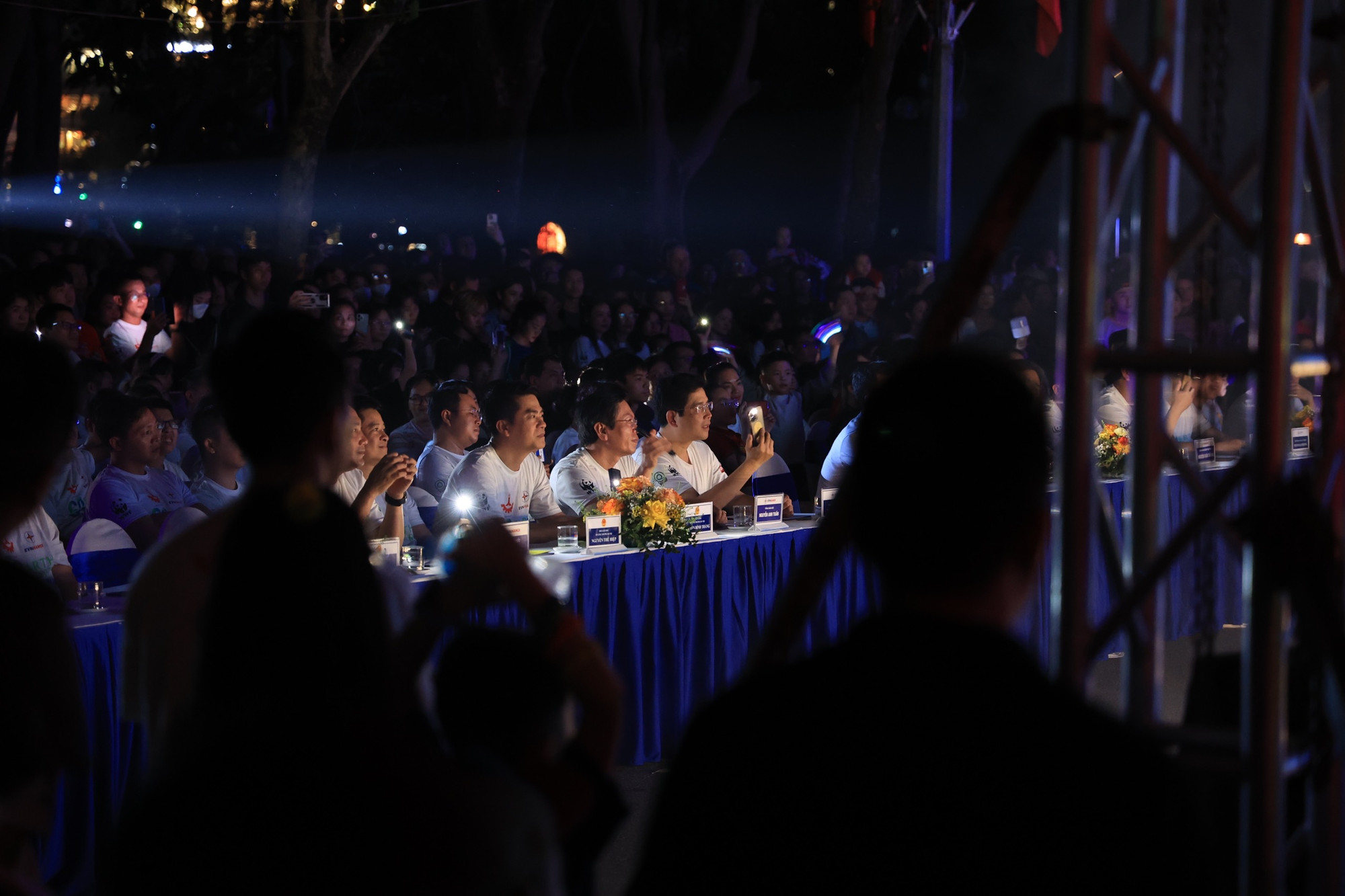 Xuyên suốt chương trình, mọi người cùng tắt các thiết bị điện không cần thiết, hòa vào không khí và ánh sáng chung, cùng nhau chia sẻ giây phút hành động vì môi trường.