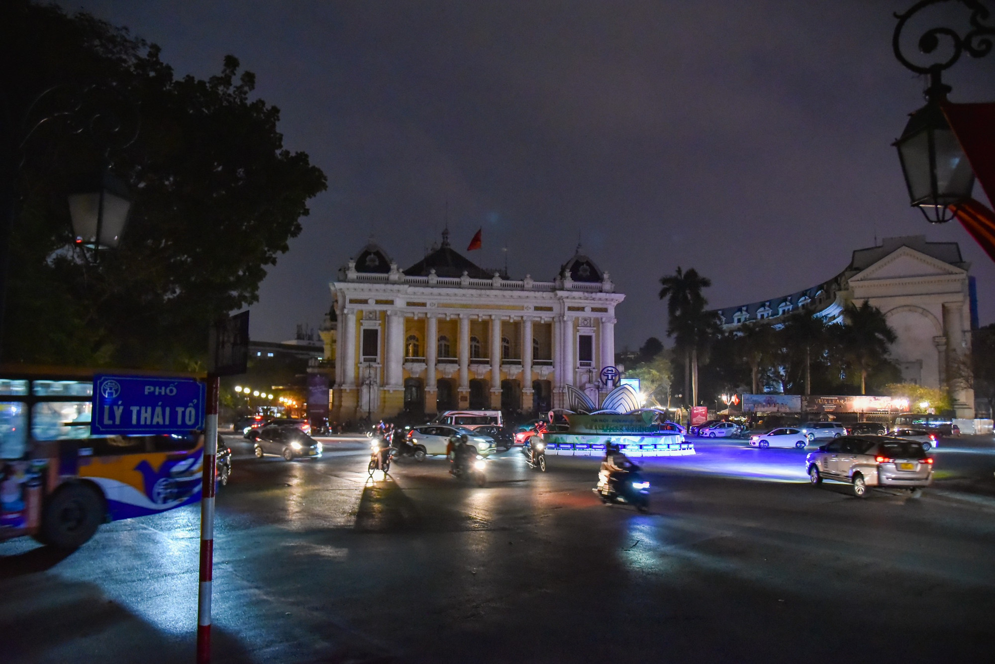 Nhà hát Lớn Hà Nội mang vẻ huyền bí trong 1 giờ tắt đèn để tiết kiệm năng lượng.