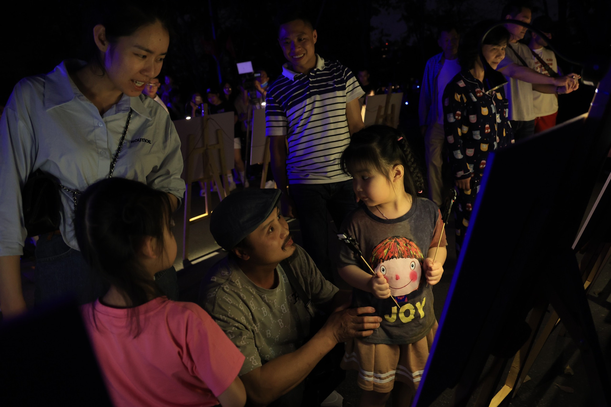 Quanh phố đi bộ hồ Hoàn Kiếm, nhiều hoạt động thú vị như: vẽ tranh, triển lãm, ca nhạc... được tổ chức. Các em nhỏ được trải nghiệm vẽ các bức tranh về thiên nhiên, môi trường.