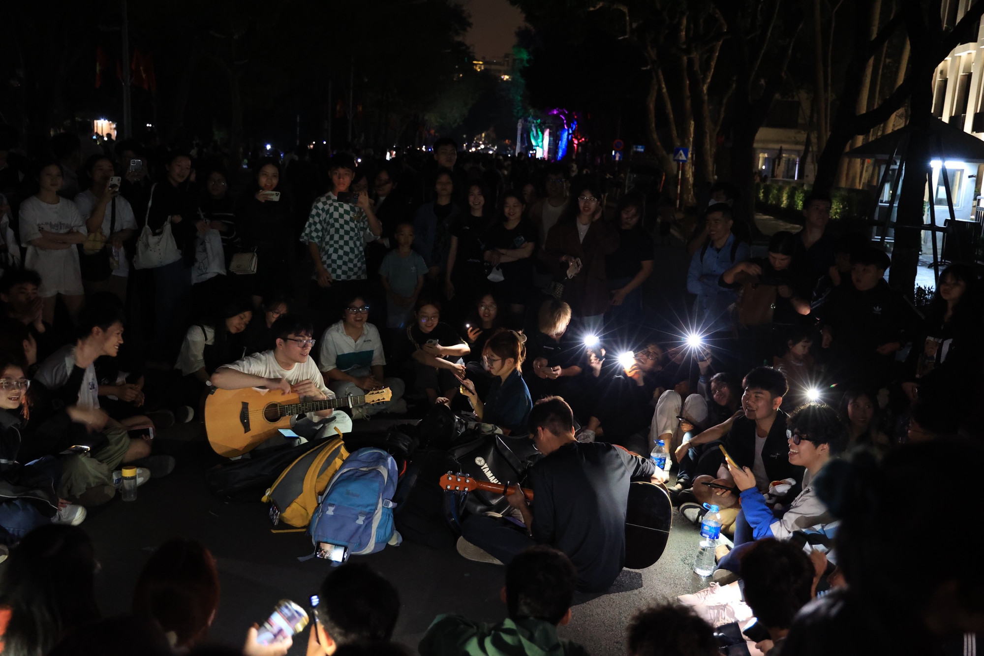 Nhóm bạn trẻ tắt laptop, bật đèn flash, hòa chung tiếng ca, lan tỏa tinh thần "tắt khi không sử dụng", nhằm tiết kiệm nguồn năng lượng.