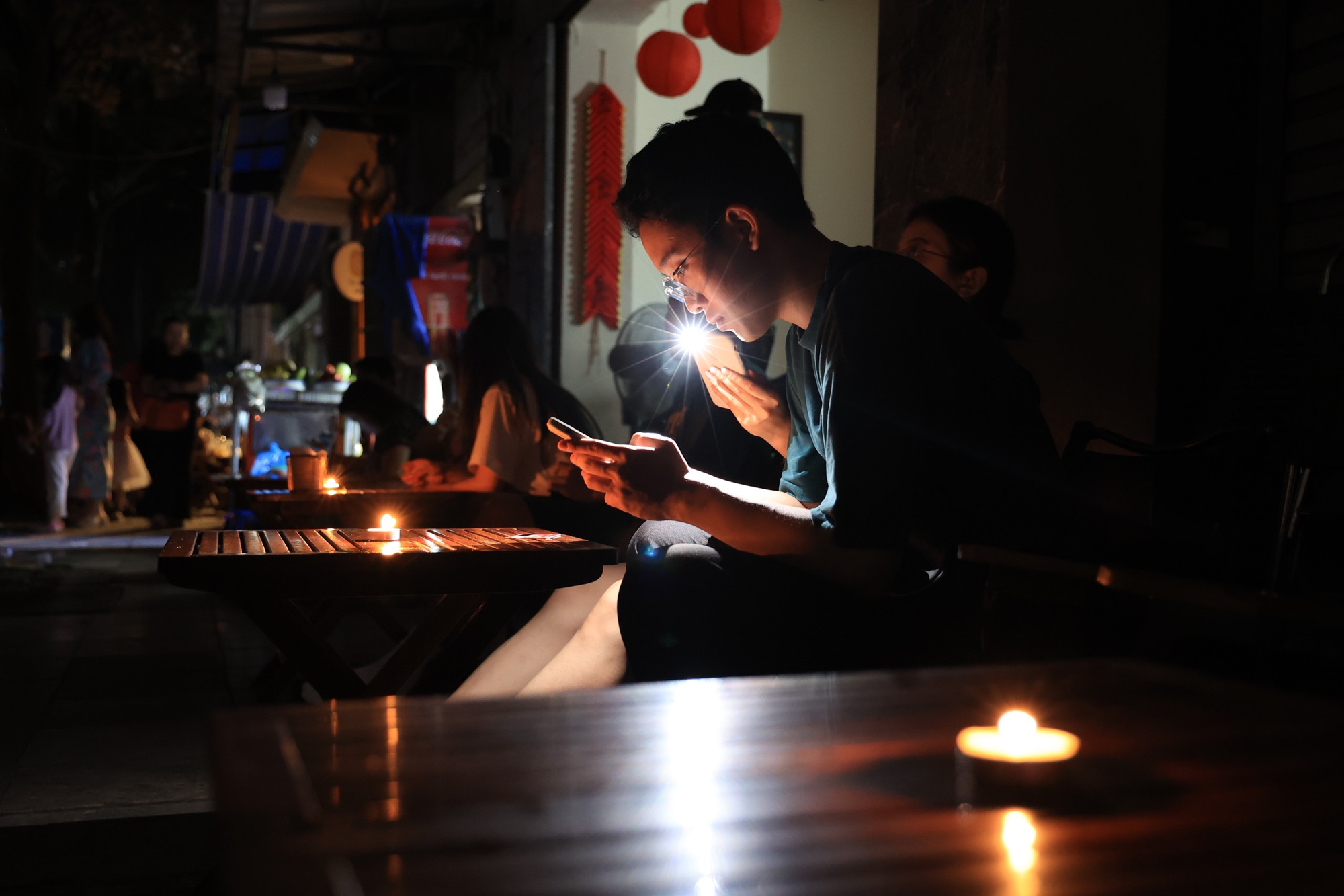 Nến được nhiều cửa hàng sử dụng để thay thế cho đèn led.