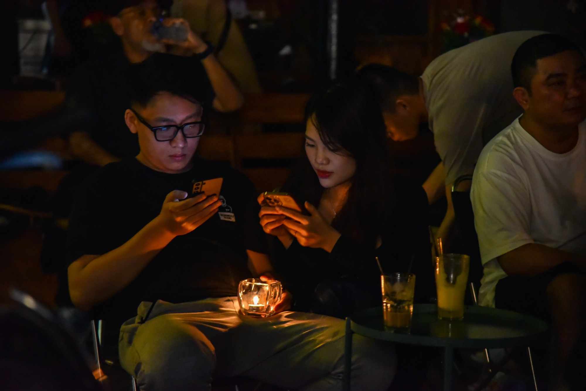 "Năm 2024, quận Hoàn Kiếm phấn đấu đạt mức tiết kiệm năng lượng từ 1,6-1,8% so với mức năng lượng dự báo nhu cầu; trong đó, đạt mức tiết kiệm tối thiểu là 2,2% tổng điện năng tiêu thụ cho các khu vực tiêu dùng, sử dụng điện trên địa bàn", ông Trịnh Hoàng Tùng cho biết thêm.