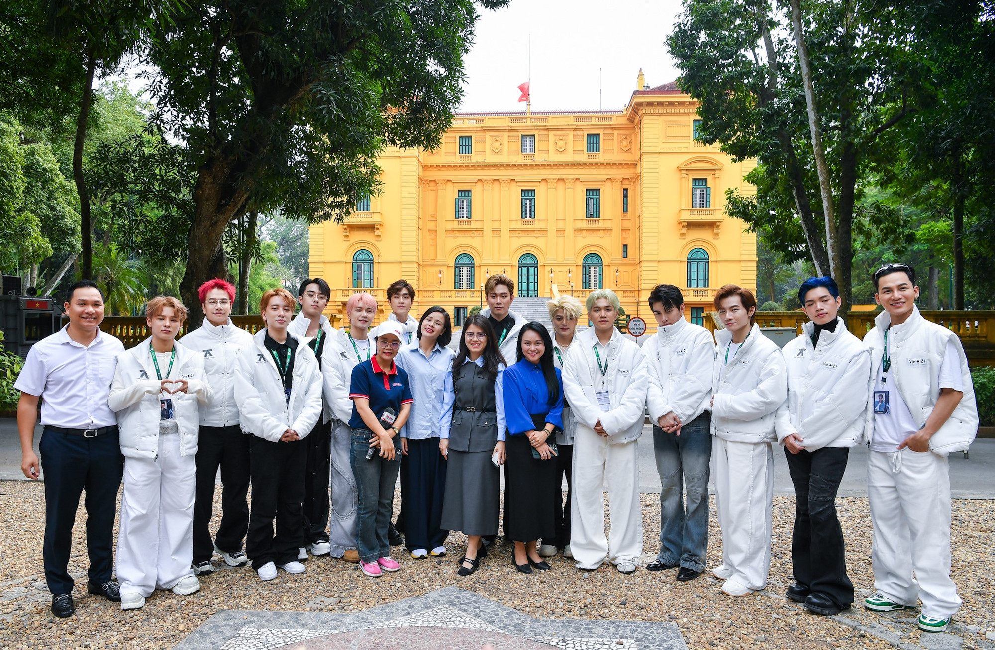 Các nghệ sĩ của chương trình “Anh trai say hi” chụp ảnh tại Khu Di tích Lăng Chủ tịch Hồ Chí Minh. Các nghệ sĩ của chương trình “Anh trai say hi” chụp ảnh tại Khu Di tích Lăng Chủ tịch Hồ Chí Minh.