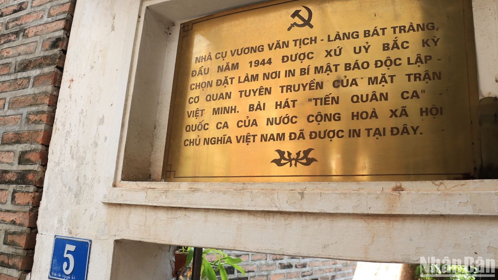 Tấm biển treo trên cổng nhà gợi nhắc về sự kiện lịch sử: Đầu năm 1944, dưới sự chỉ đạo của Trưởng Ban cán sự Hà Nội Vũ Quý, nhạc sĩ Văn Cao được giao nhiệm vụ sáng tác một bài hát cho Ðội Việt Nam tuyên truyền Giải phóng quân. Để bảo đảm an toàn, cơ sở in phải di chuyển nhiều nơi. Khi đó, nhà cụ Vương Văn Tịch đã được chọn là nơi in ấn tài liệu bí mật và đặt tên là nhà in Phan Chu Trinh. Tấm biển treo trên cổng nhà gợi nhắc về sự kiện lịch sử: Đầu năm 1944, dưới sự chỉ đạo của Trưởng Ban cán sự Hà Nội Vũ Quý, nhạc sĩ Văn Cao được giao nhiệm vụ sáng tác một bài hát cho Ðội Việt Nam tuyên truyền Giải phóng quân. Để bảo đảm an toàn, cơ sở in phải di chuyển nhiều nơi. Khi đó, nhà cụ Vương Văn Tịch đã được chọn là nơi in ấn tài liệu bí mật và đặt tên là nhà in Phan Chu Trinh.