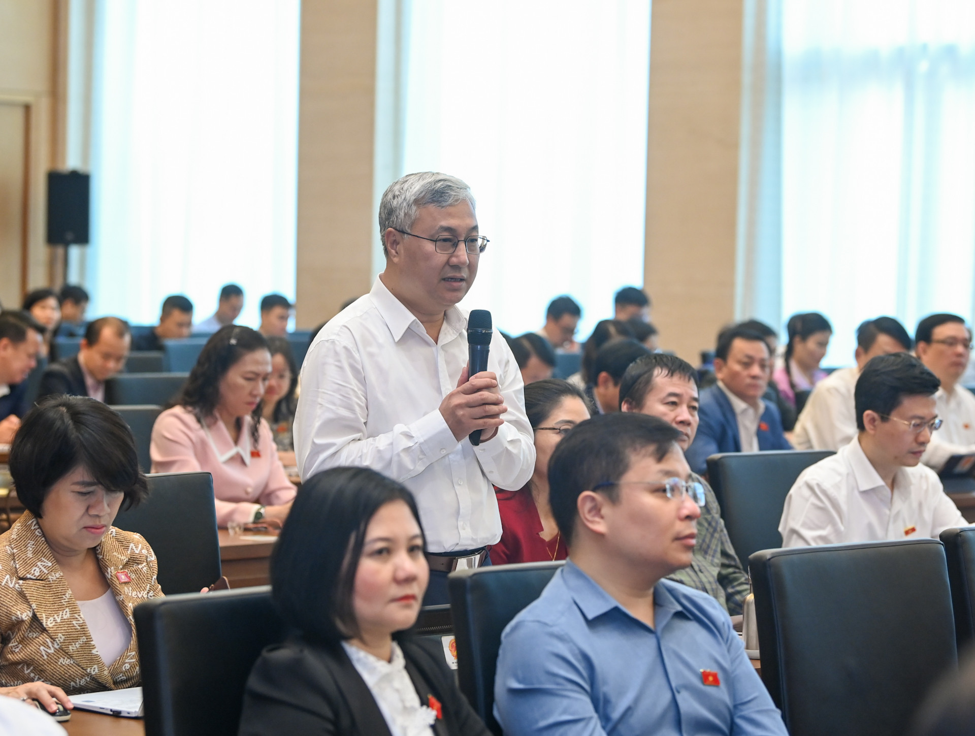 Đại biểu Quốc hội tỉnh Bắc Giang Trần Văn Lâm phát biểu ý kiến thảo luận.