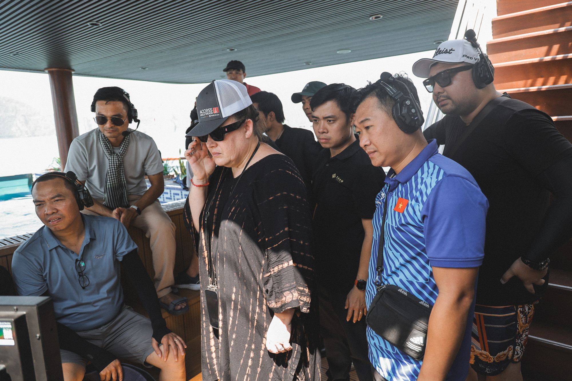 Ê-kip sản xuất MV “Victory - Bond in Vietnam" đã có một ngày làm việc đáng nhớ cùng nhóm nhạc Bond trên Vịnh Hạ Long.