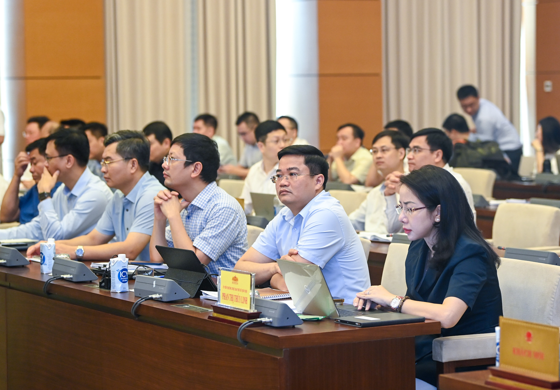 Các đại biểu tham dự phiên họp.