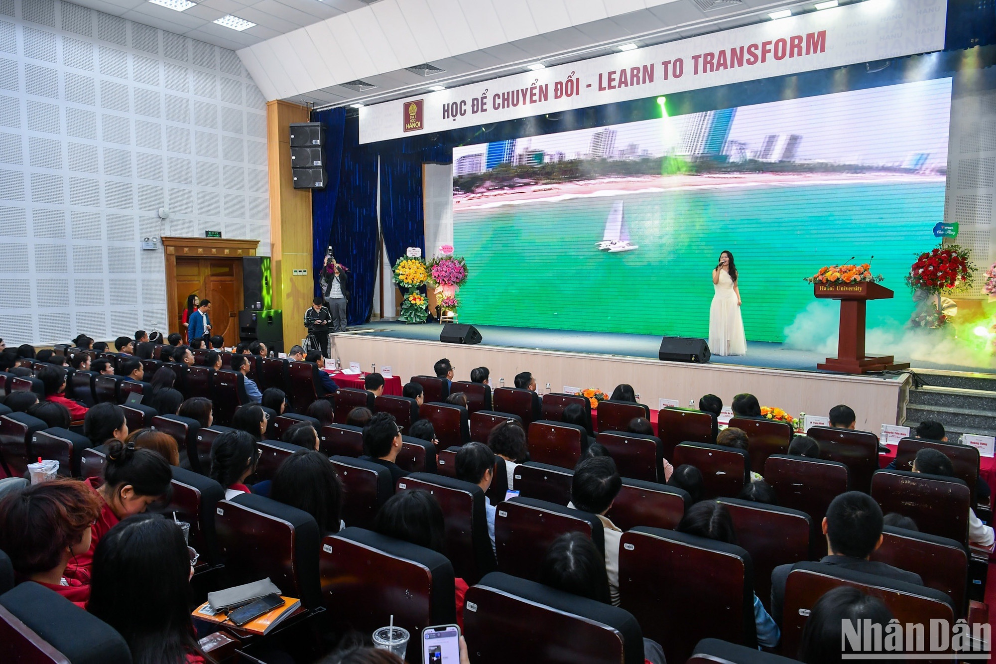 Không gian diễn ra sự kiện.