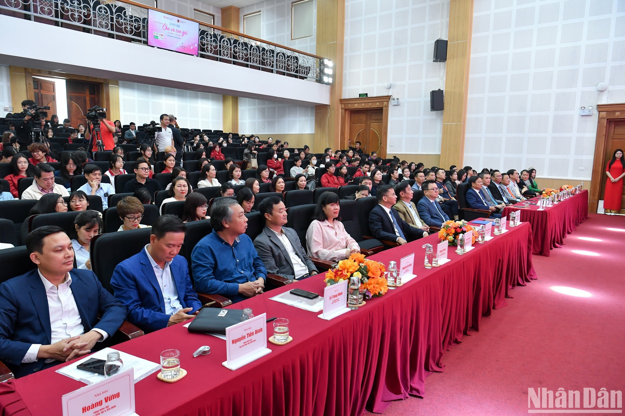 Lễ phát động có sự tham dự của nhiều nhà báo, nhà thơ, cùng các giảng viên và sinh viên của Trường đại học Hà Nội.