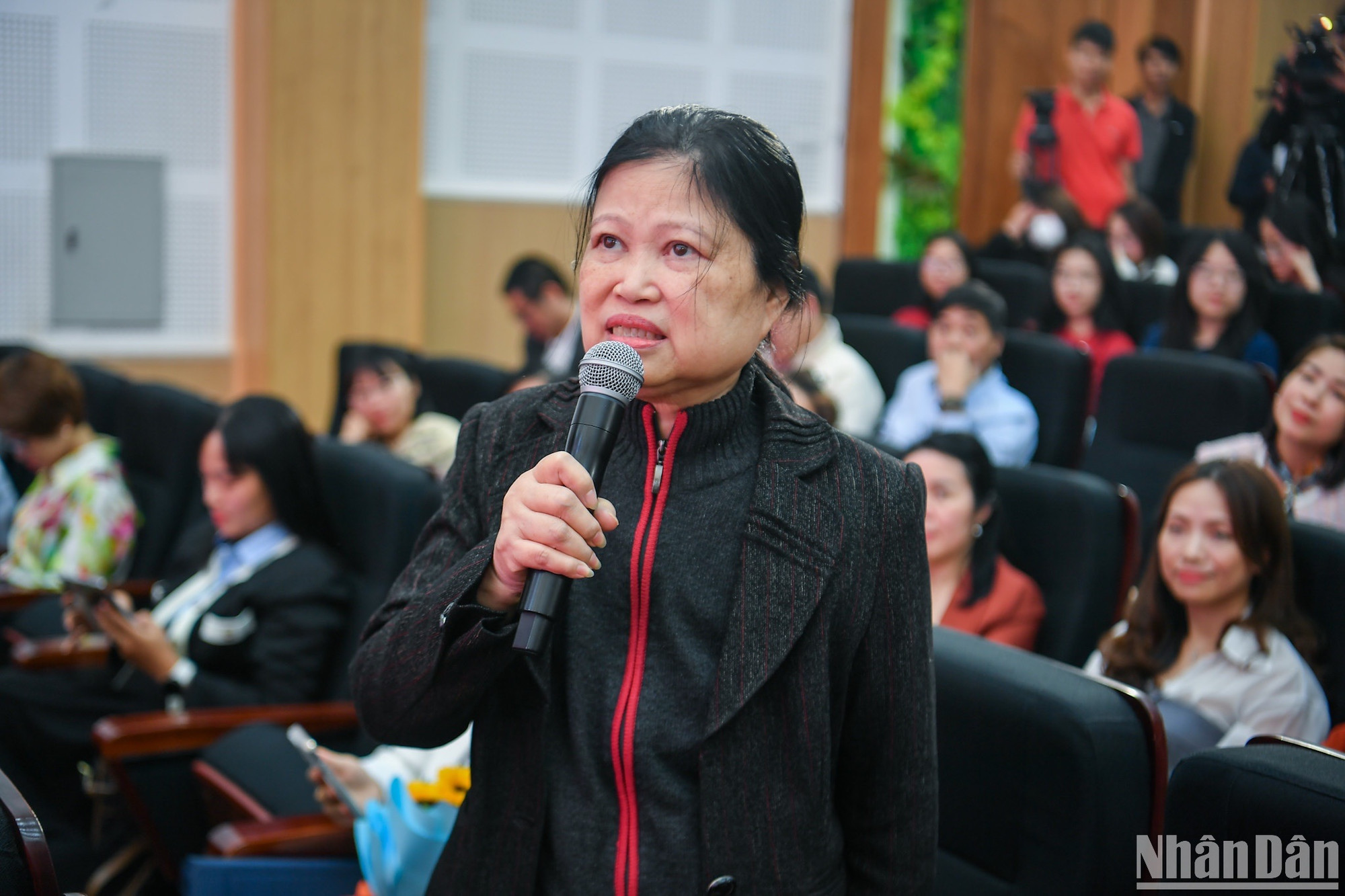 Với tác phẩm “Cha tôi và những kỷ niệm sống mãi cùng thời gian”, PSG, TS Lưu Khánh Thơ từng đoạt giải Nhất Cuộc thi viết "Cha và con gái" lần thứ 2.