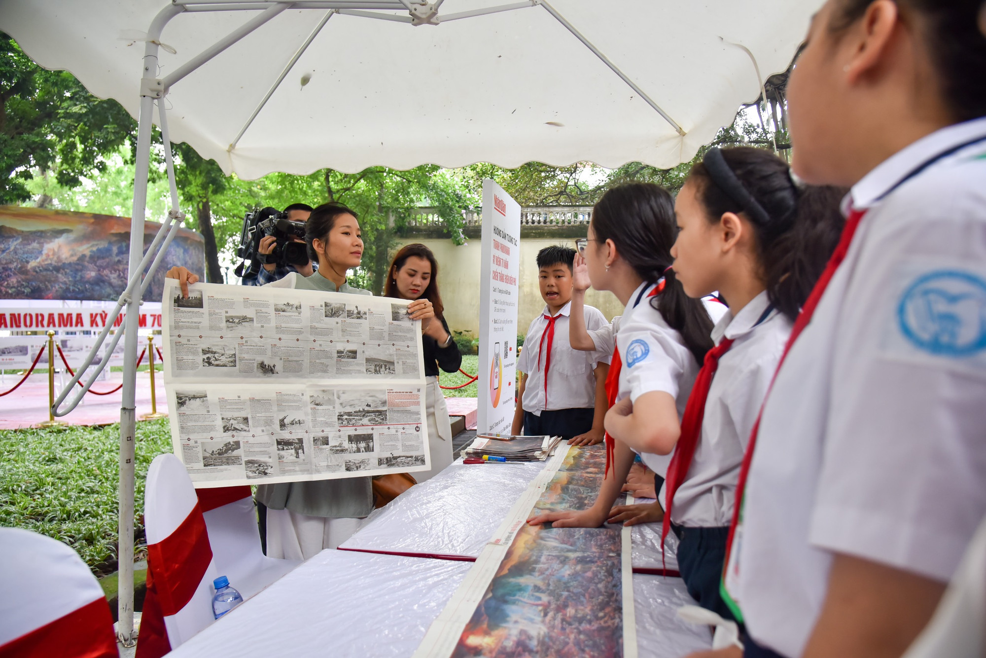 Theo dõi diễn biến 56 ngày đêm của Chiến dịch Điện Biên Phủ, Bùi Minh Nguyệt, học sinh lớp 6A1 Trường trung học cơ sở Lê Lợi chia sẻ: "Triển lãm đã tái hiện chân thực khung cảnh quân và dân ta anh dũng chiến đấu để bảo vệ tổ quốc. Không chỉ bị cuốn hút bởi những trải nghiệm công nghệ thực tế tăng cường, em còn rất ấn tượng bởi lượng thông tin vô cùng đồ sộ và chi tiết đằng sau những QR được Báo Nhân Dân thu thập".