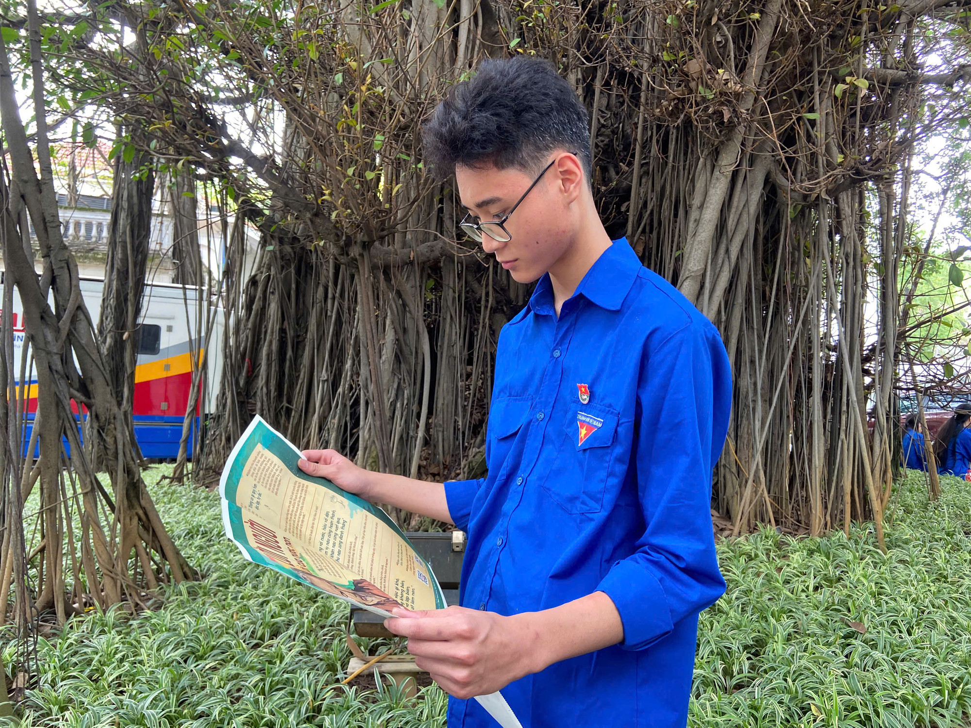 Em Nguyễn Huy Hoàng tự hào khi được kết nạp Đoàn vào dịp kỷ niệm 135 năm Ngày sinh của Chủ tịch Hồ Chí Minh.