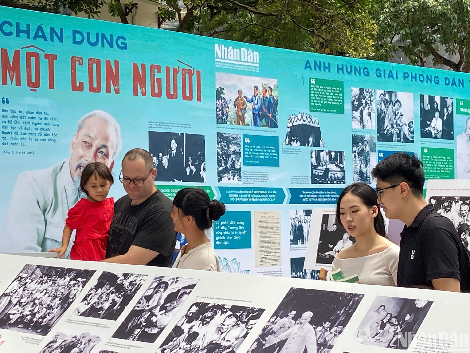 Triển lãm thu hút đông đảo khách du lịch đến tham quan.