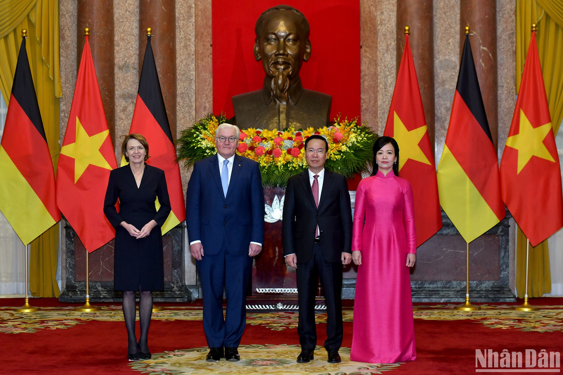Chủ tịch nước Võ Văn Thưởng và Phu nhân cùng Tổng thống Cộng hòa Liên bang Đức Frank-Walter Steinmeier và Phu nhân tại Lễ đón.